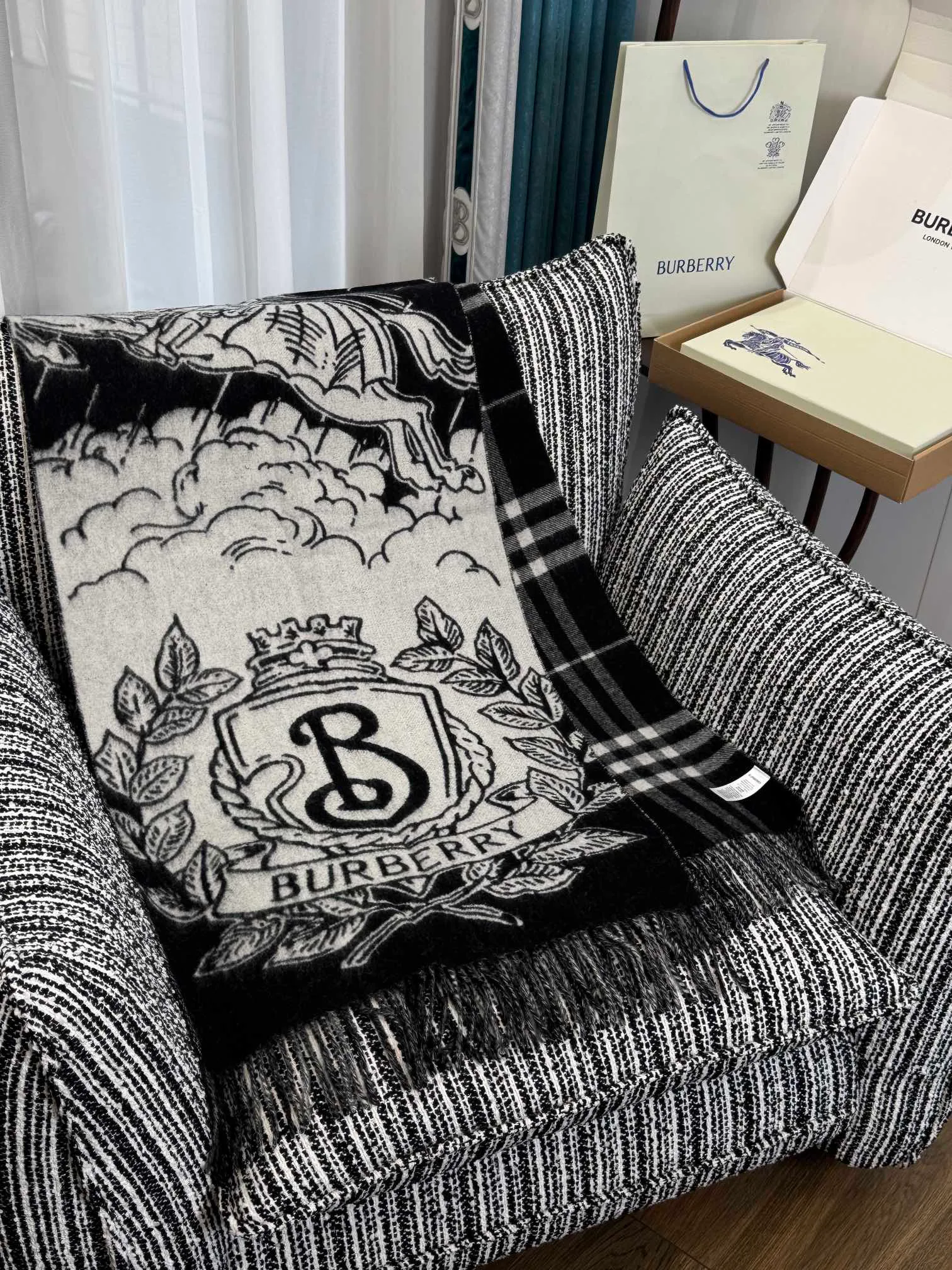 Шарфы Burberry 18287428