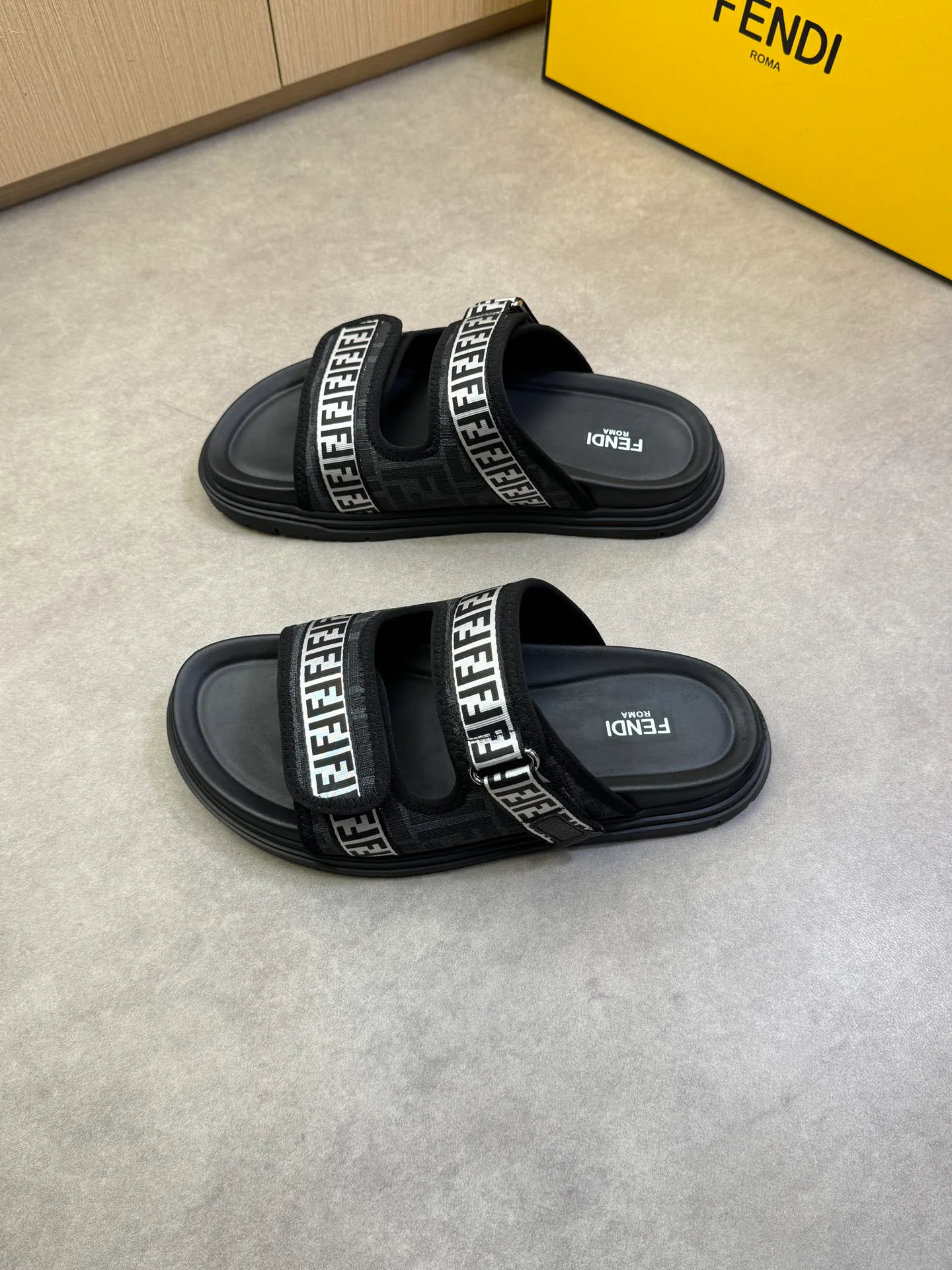 Шлепанцы Женские Fendi 10792171