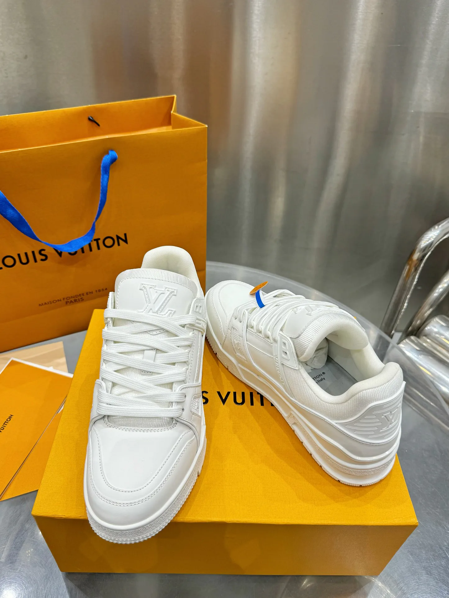 Кроссовки Женские Louis Vuitton 19073358