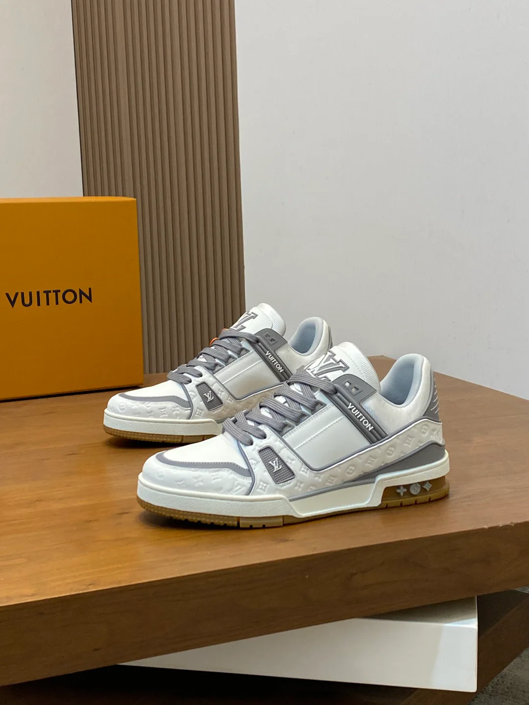 Кроссовки Женские Louis Vuitton 18100327