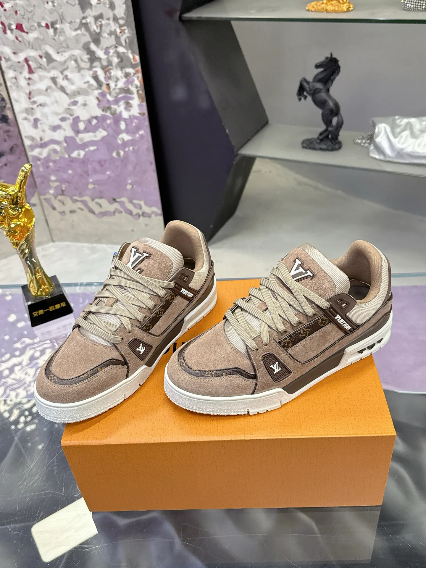 Кроссовки Женские Louis Vuitton 17530416