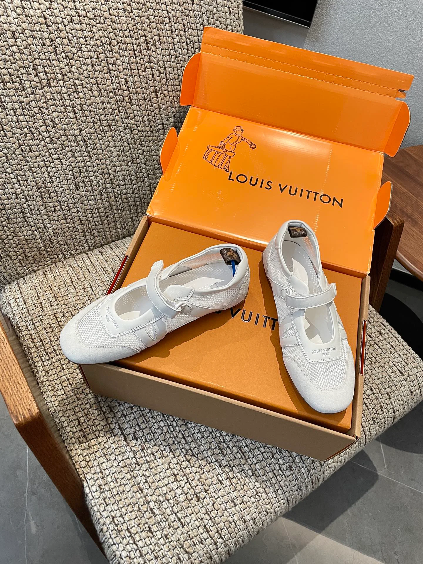 Кроссовки Женские Louis Vuitton 18209169