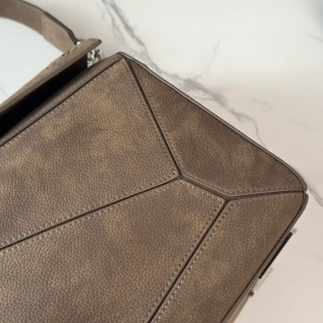 Классические Сумки Женские Loewe 18030347