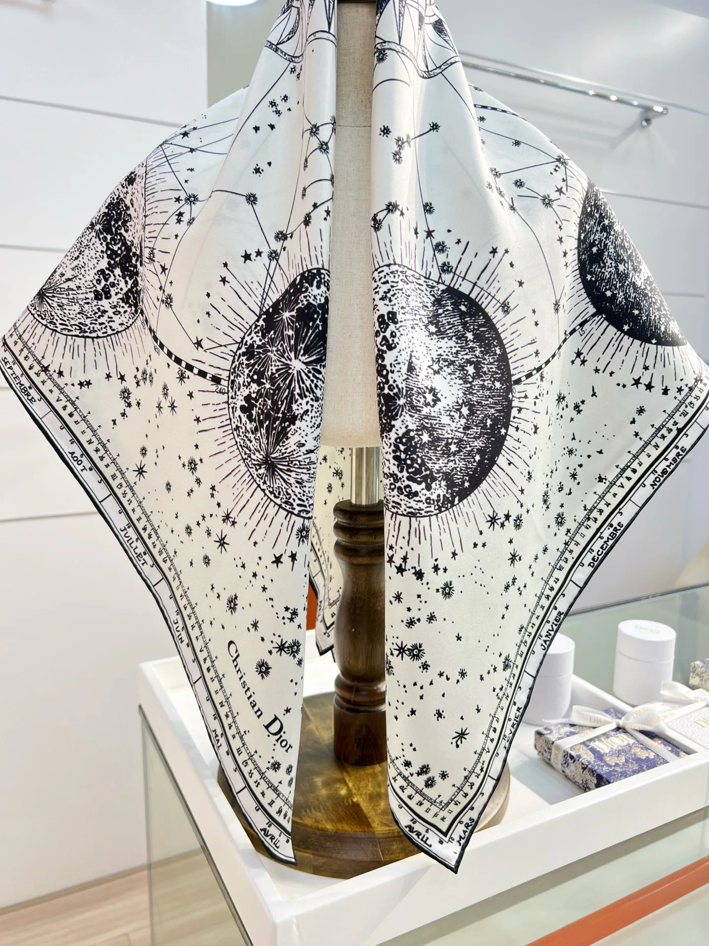 Платки Christian Dior 11882908