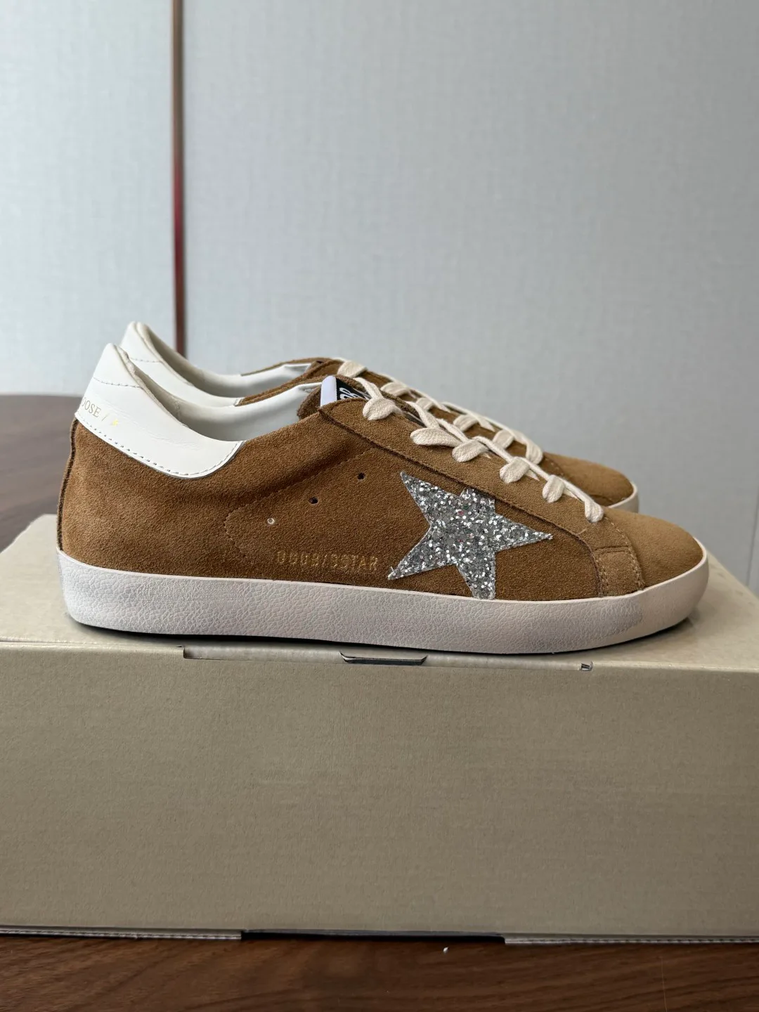 Кроссовки Женские Golden Goose 18146572