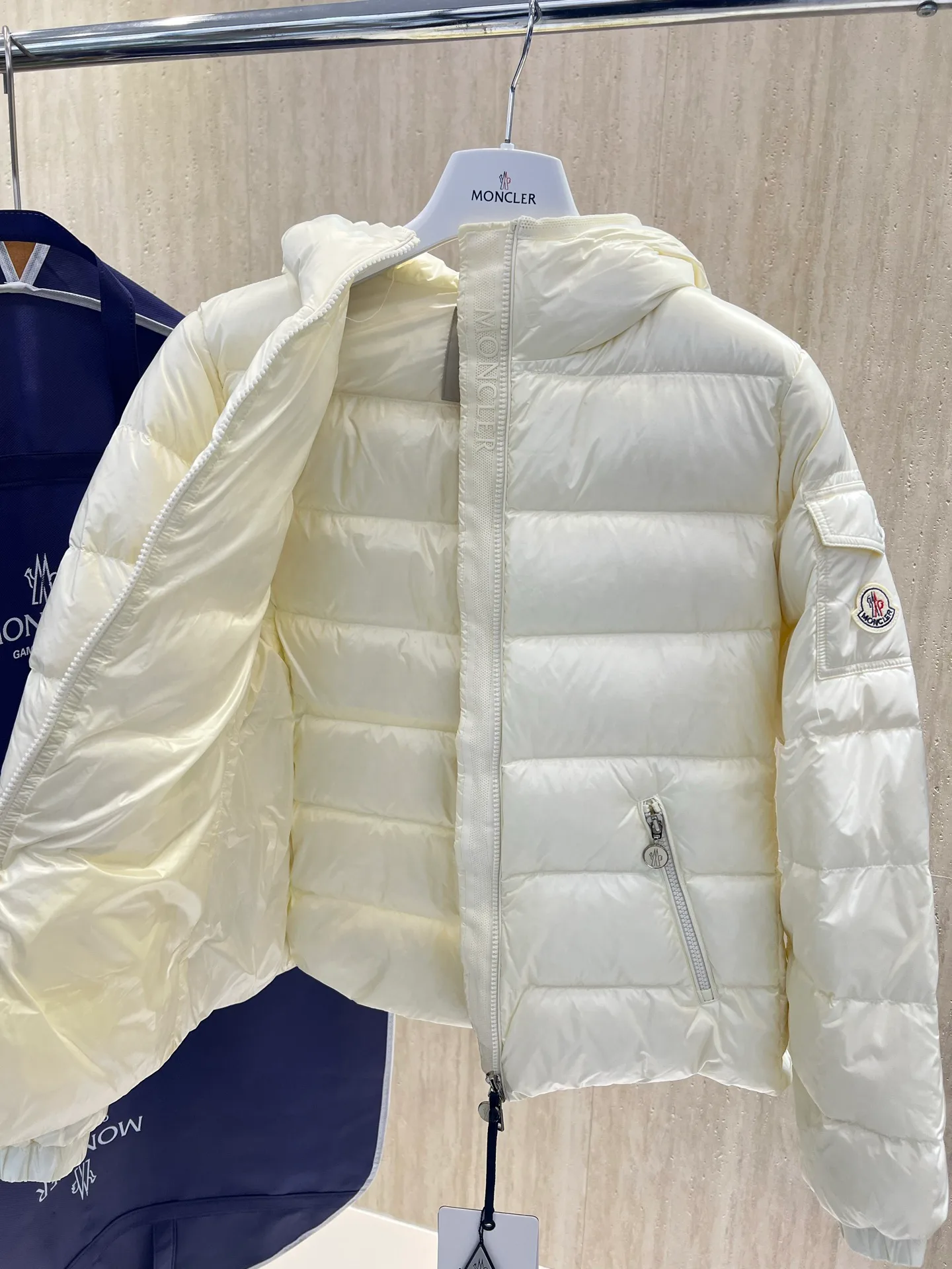 Куртки И Пуховики Мужские Moncler 18231421