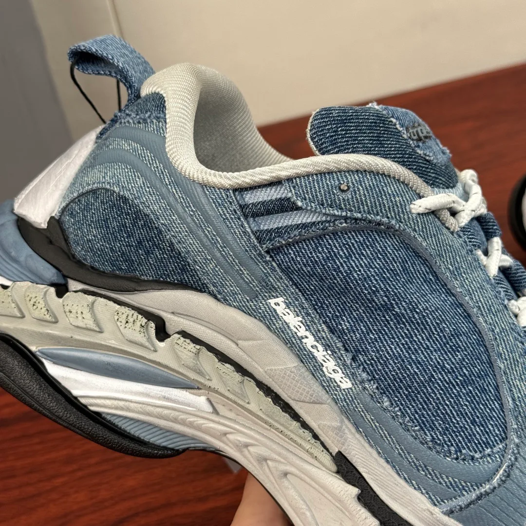 Кроссовки Женские Balenciaga 18230795
