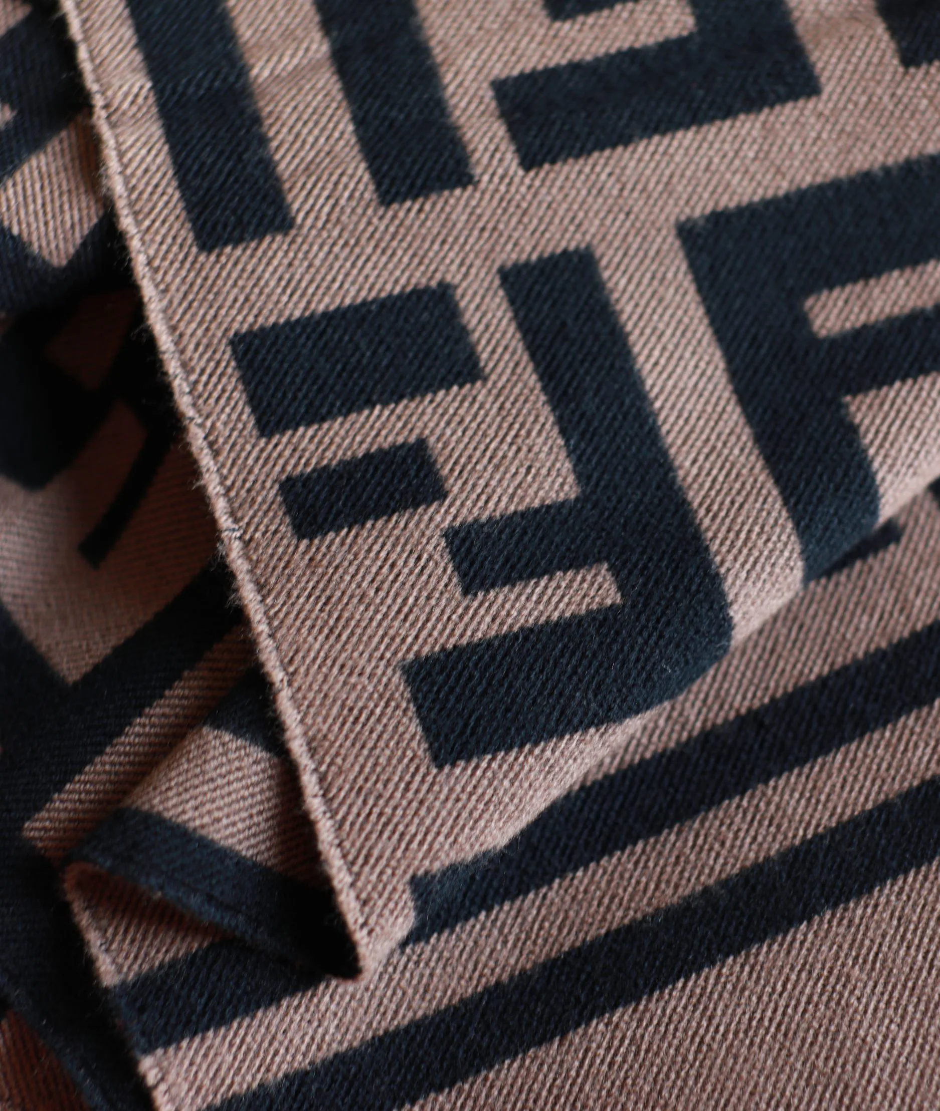 Шарфы Fendi 240506