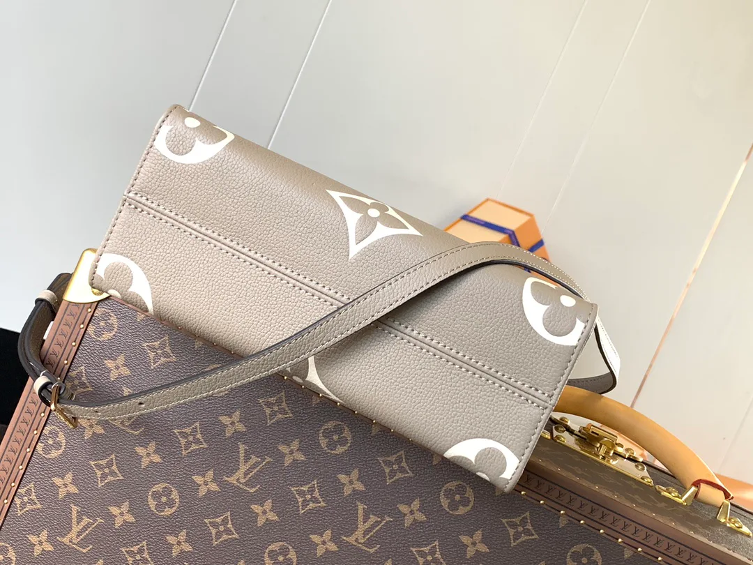 Классические Сумки Женские Louis Vuitton 18148123
