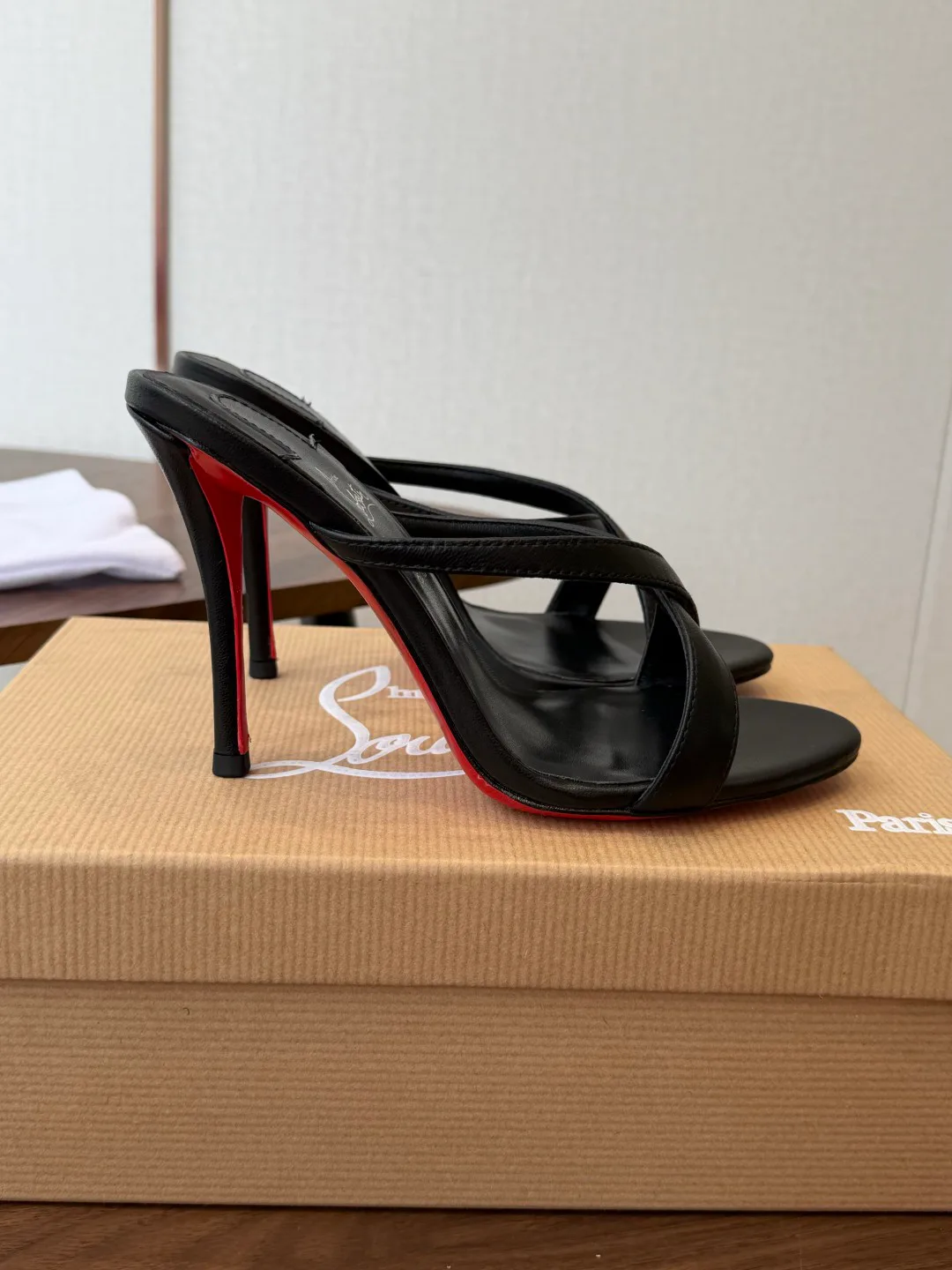 Босоножки Женские Christian Louboutin 18183094