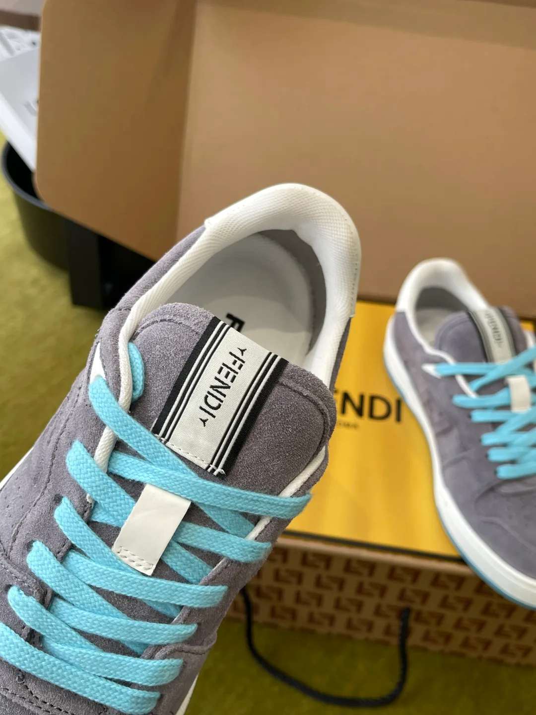 Кроссовки Женские Fendi 18737571