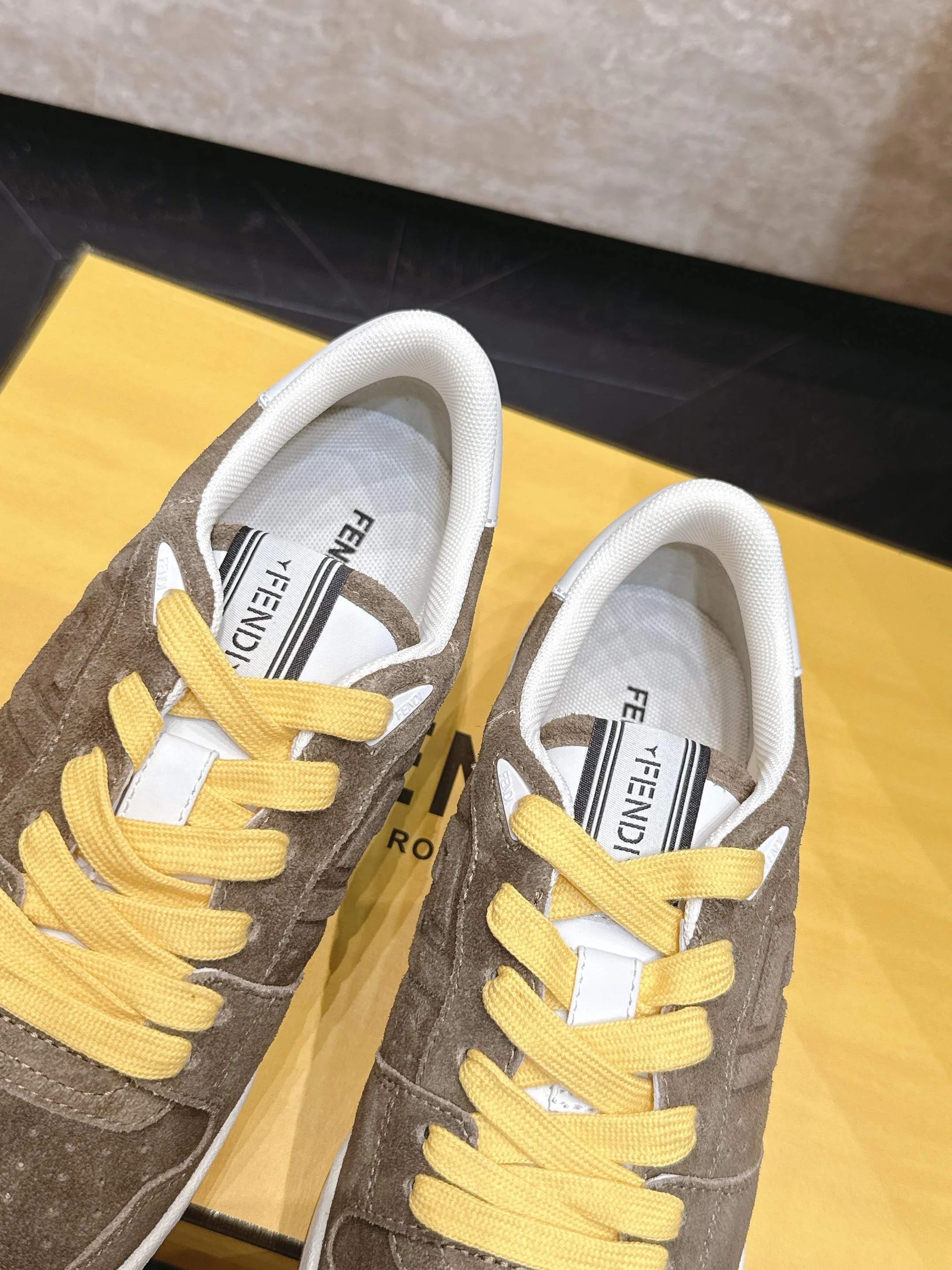 Кроссовки Женские Fendi 17682040
