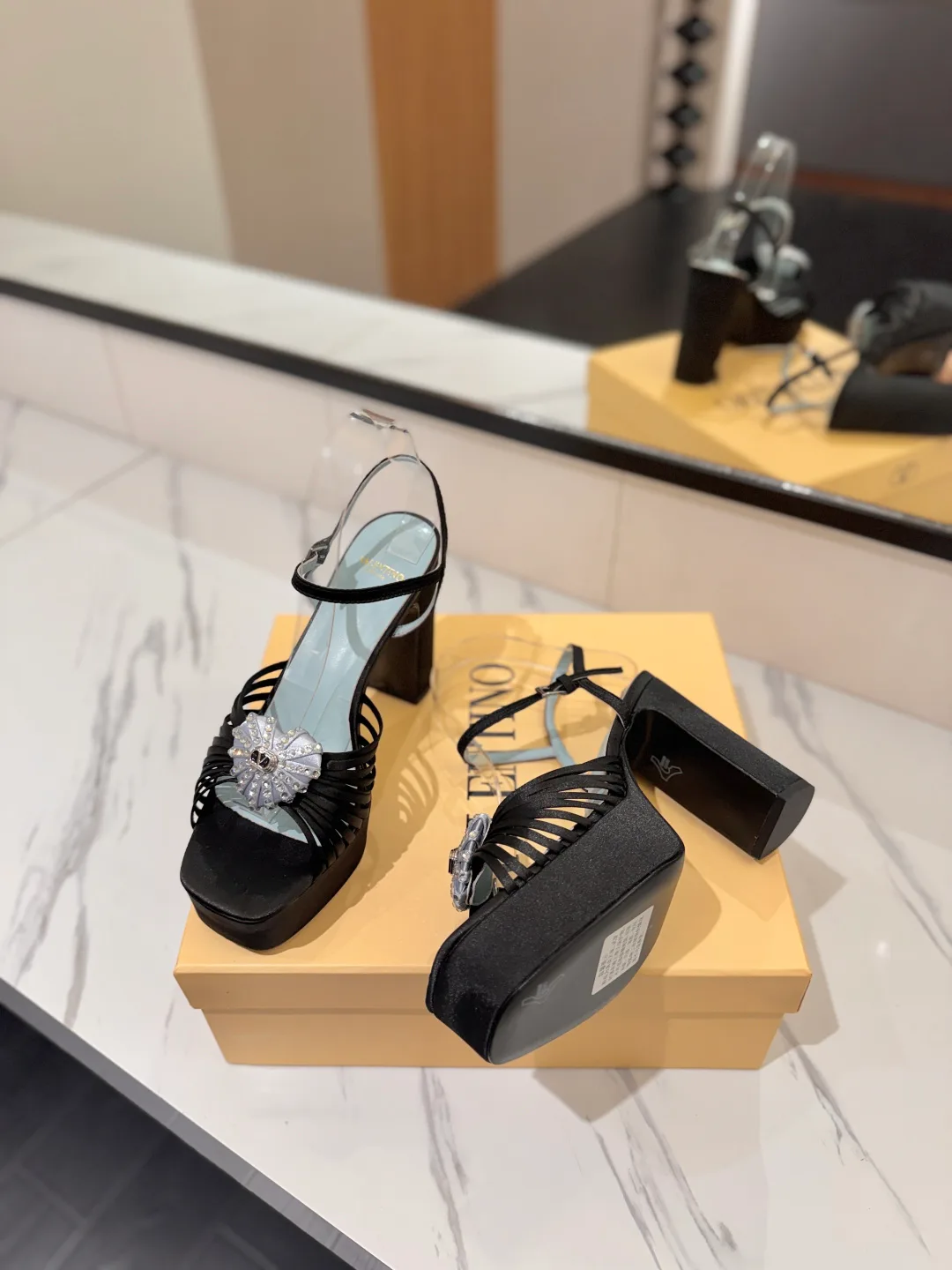 Босоножки Женские Valentino 18134893