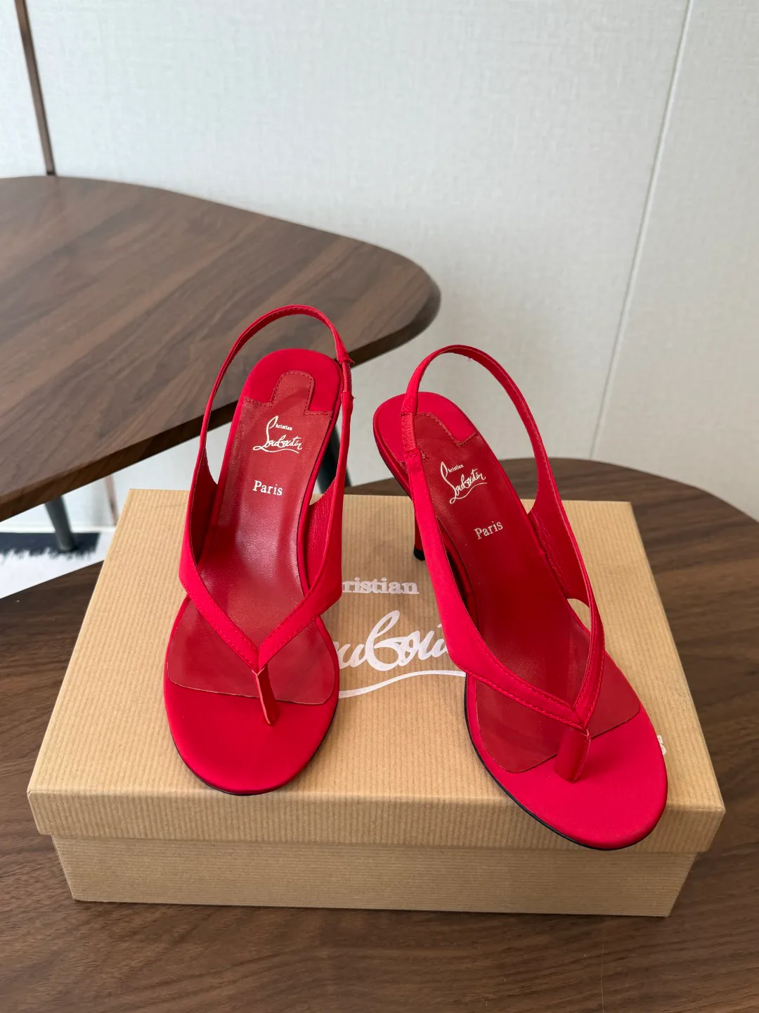 Босоножки Женские Christian Louboutin 18953289