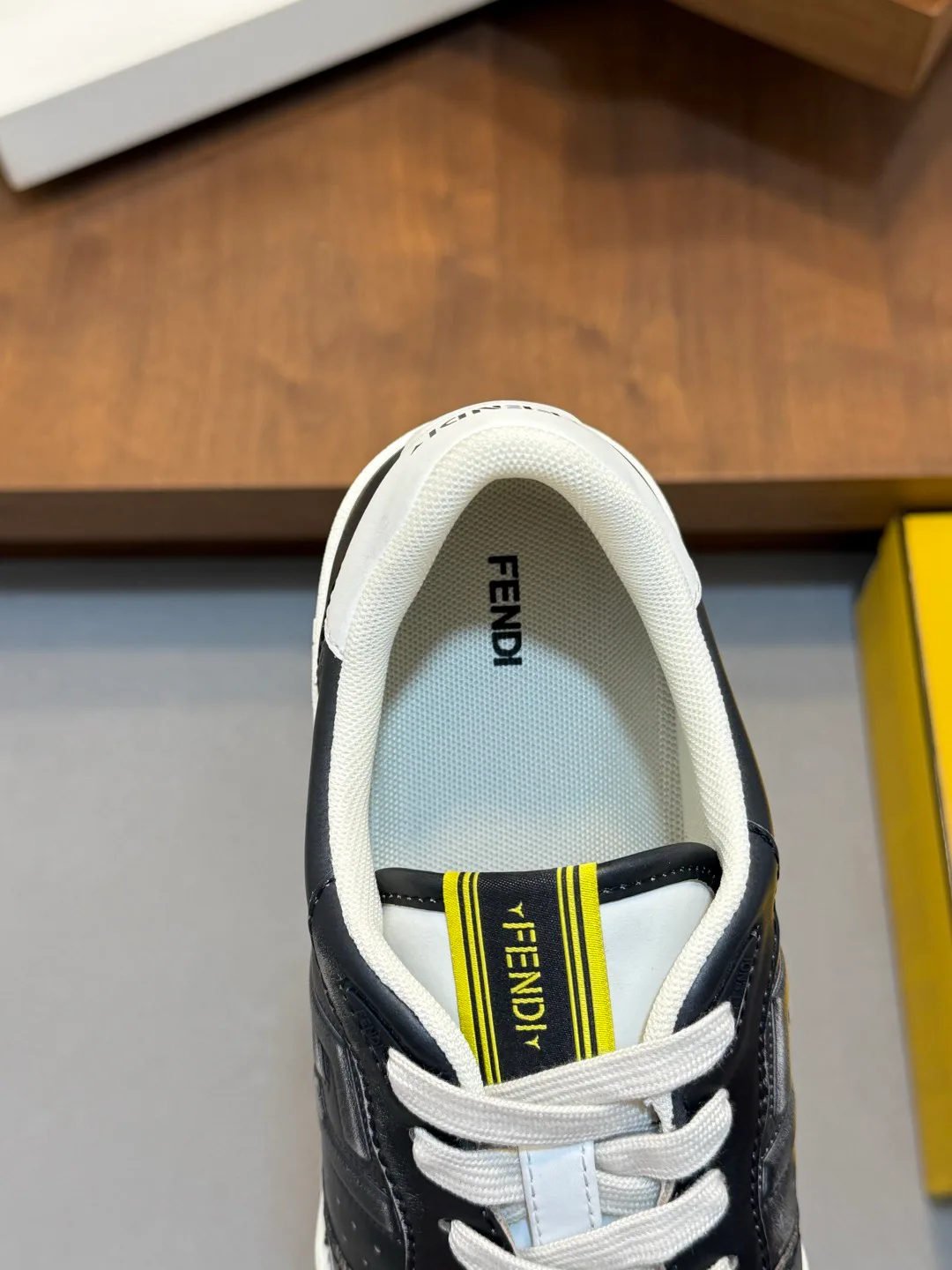 Кроссовки Женские Fendi 18116600