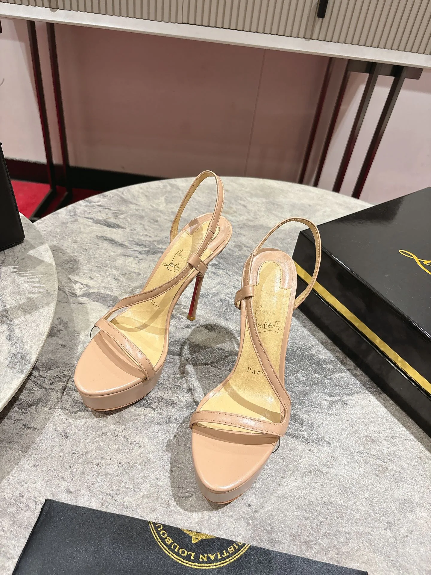 Босоножки Женские Christian Louboutin 19581794