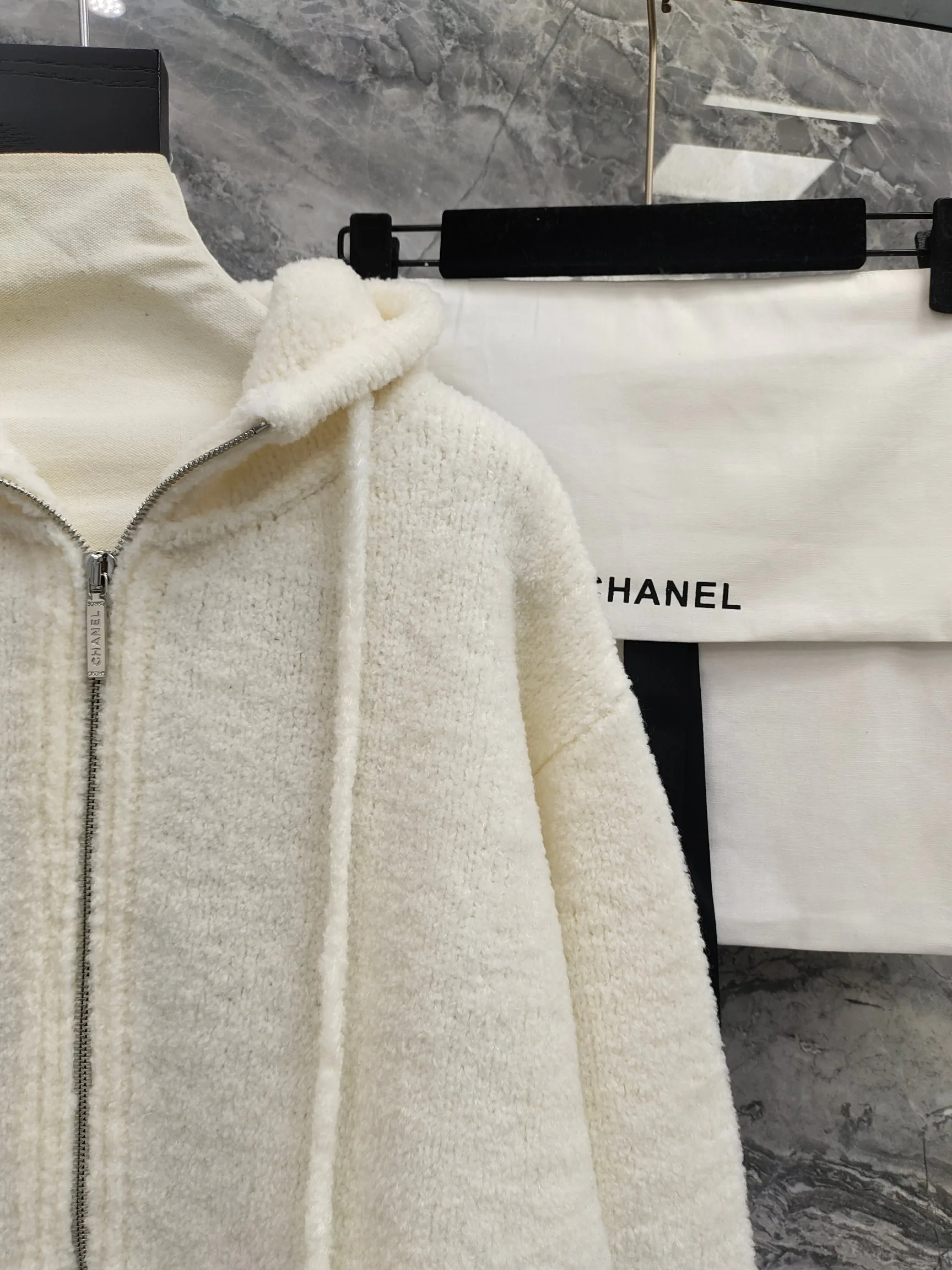 Куртки И Пуховики Женские Chanel 9859147