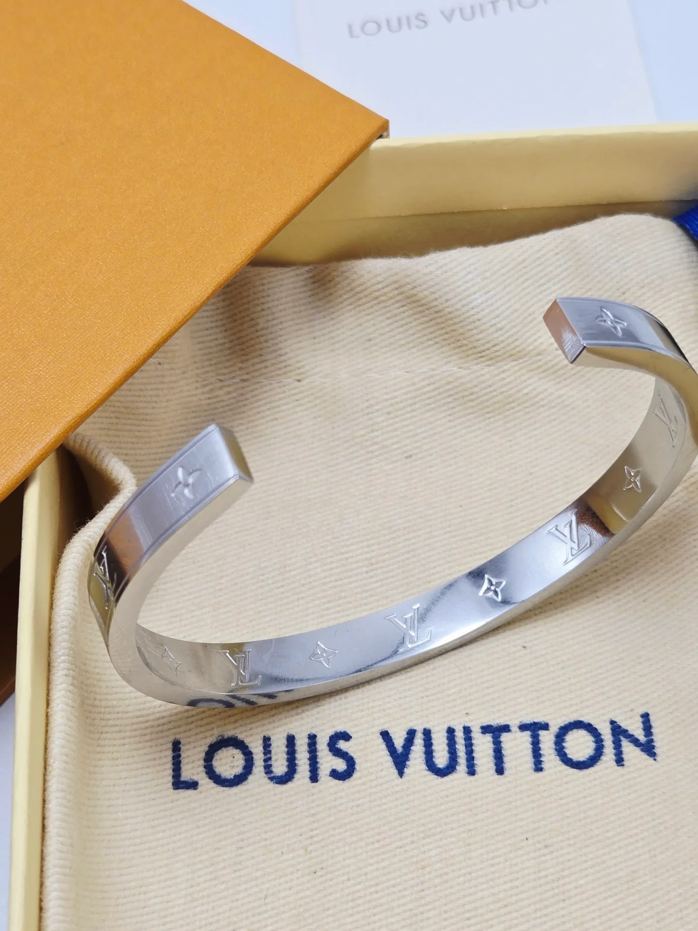 Бижутерия Louis Vuitton 11240558