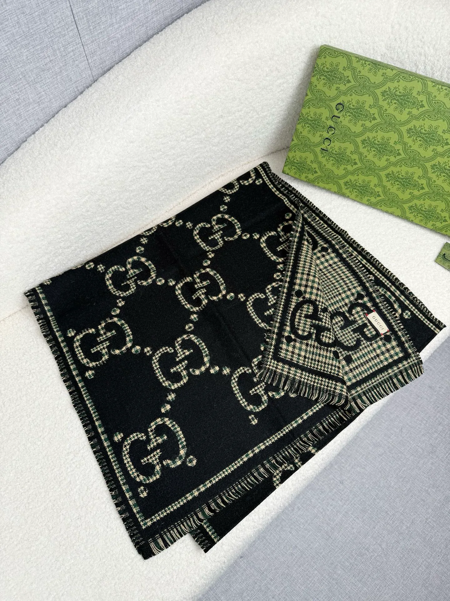 Шарфы Gucci 18675817