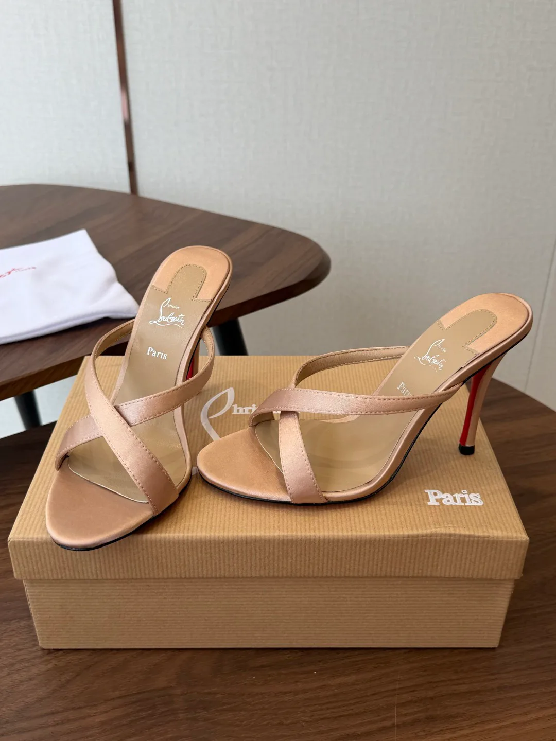 Босоножки Женские Christian Louboutin 18183096