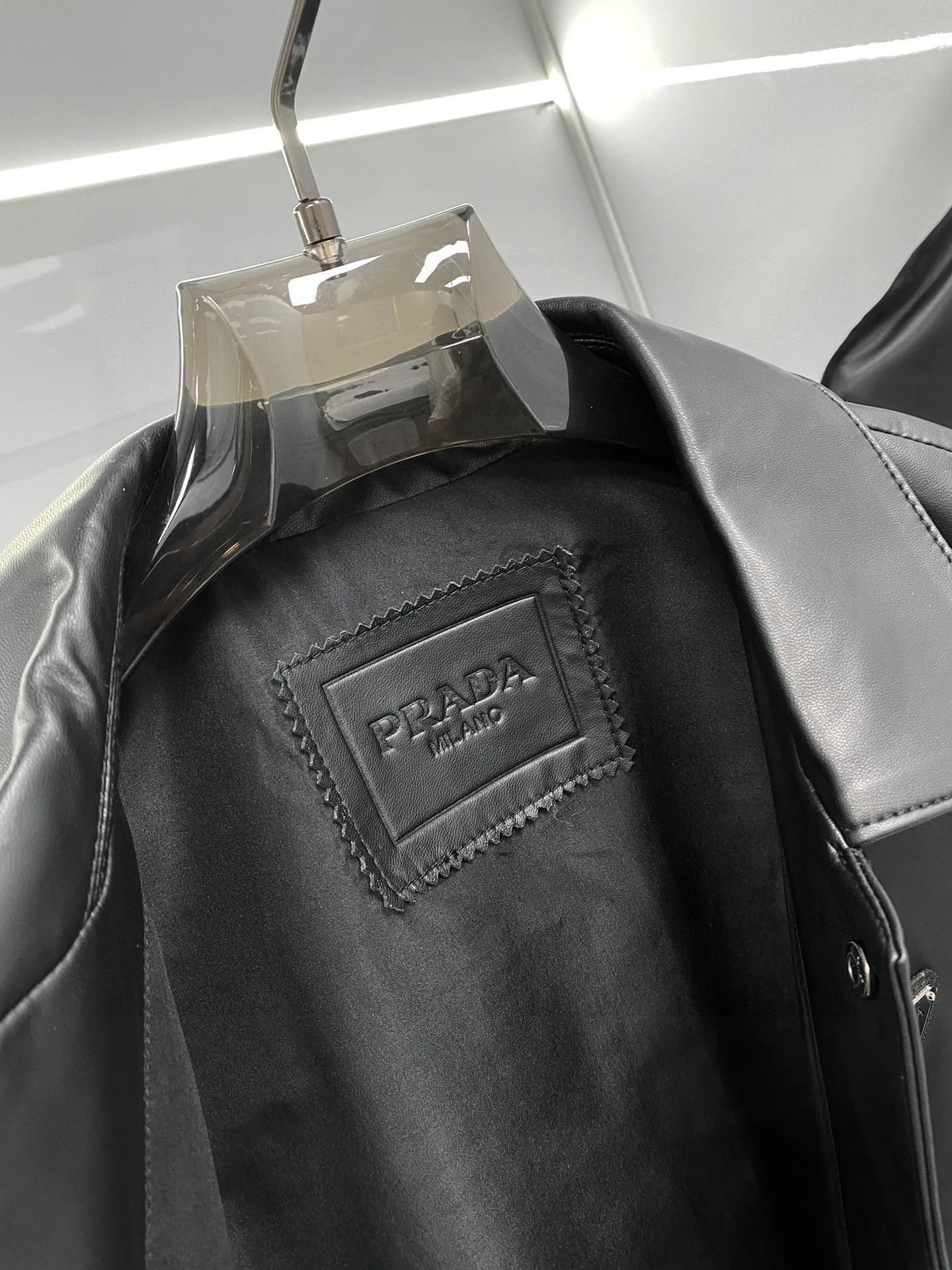 Кожаные Куртки И Дублёнки Женские Prada 870401