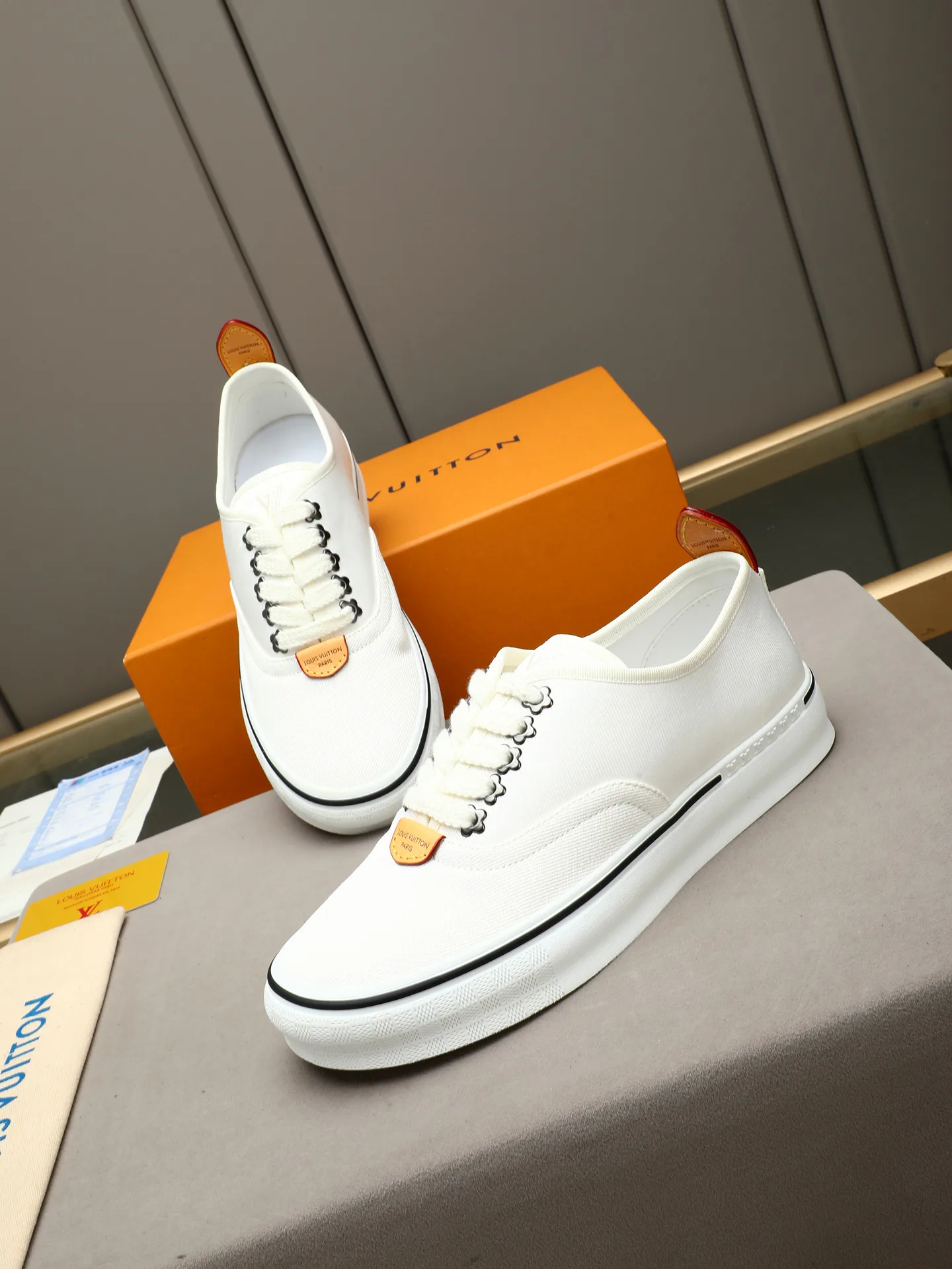 Кроссовки Женские Louis Vuitton 17947253