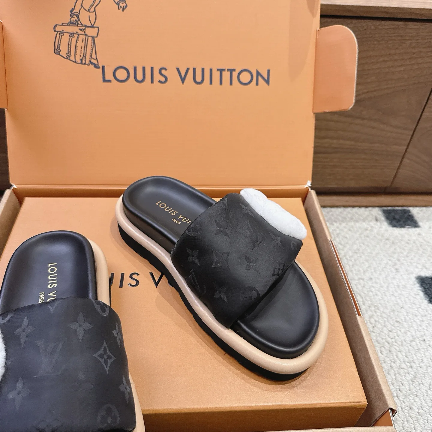 Шлепанцы Женские Louis Vuitton 18025803
