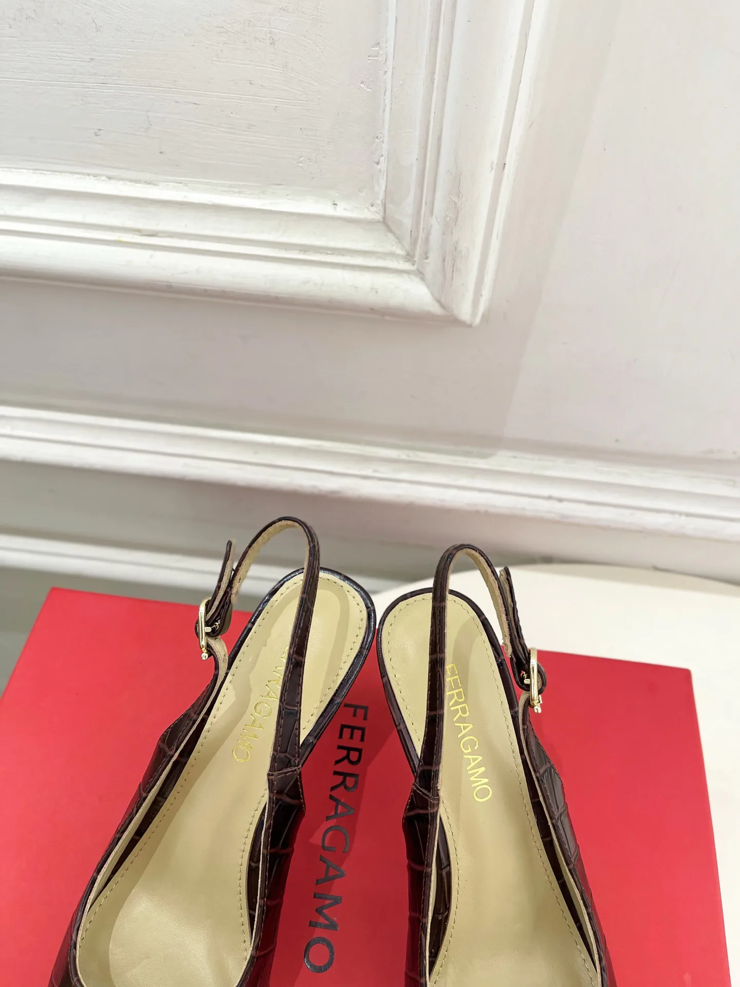 Босоножки Женские Salvatore Ferragamo 11479933