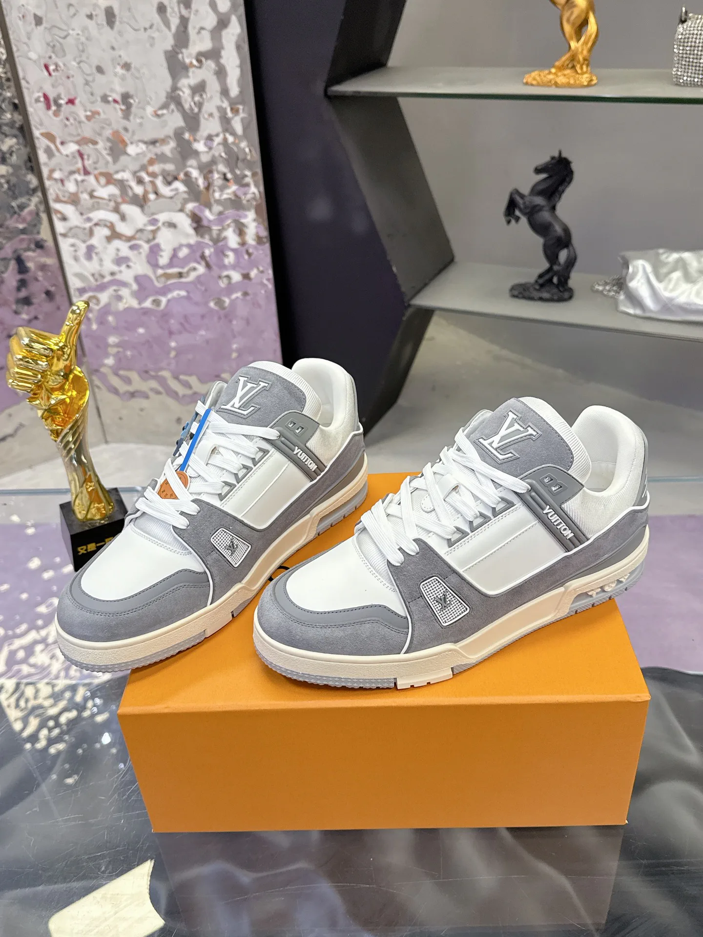 Кроссовки Женские Louis Vuitton 18104016