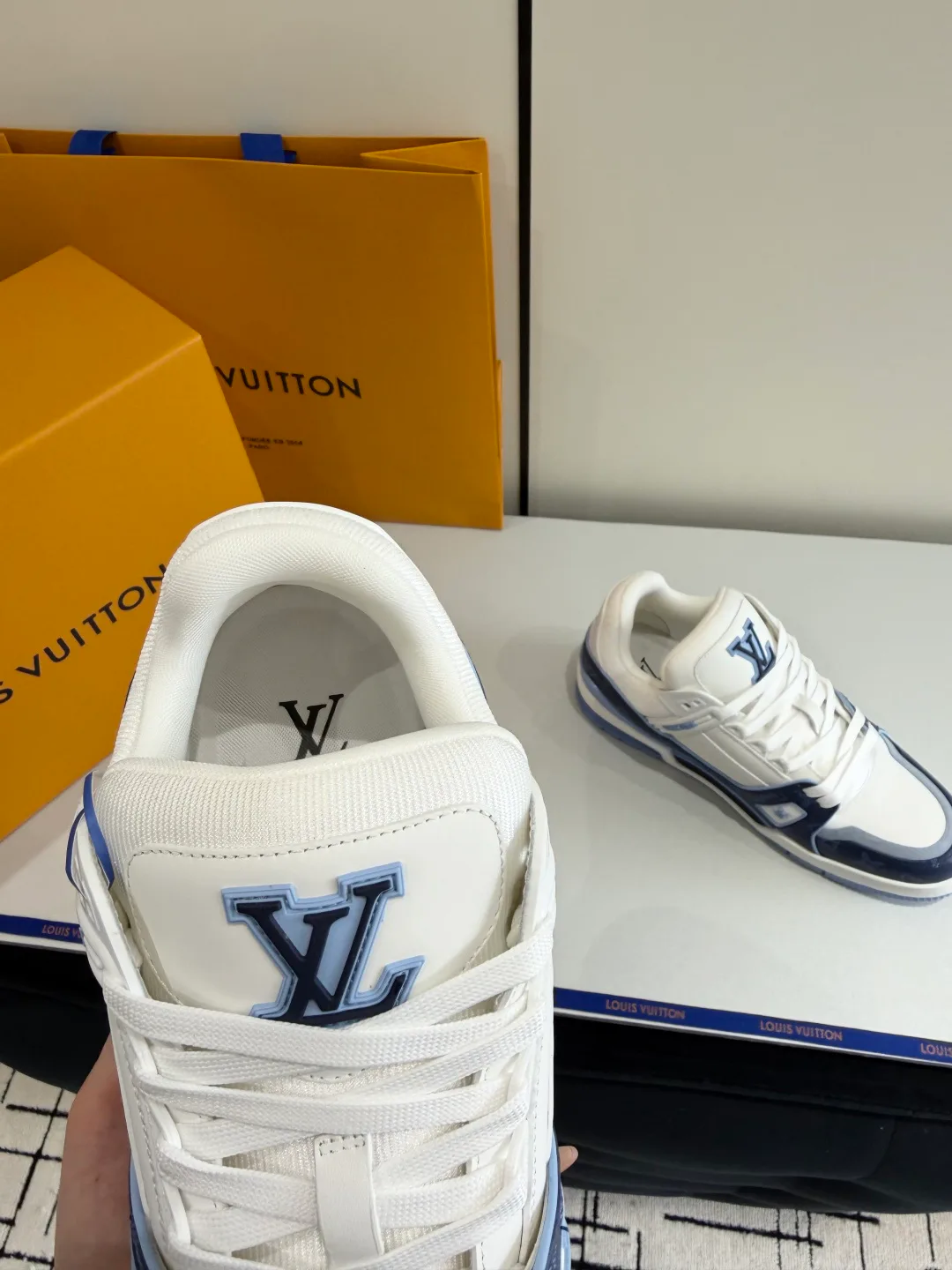 Кроссовки Женские Louis Vuitton 12370892