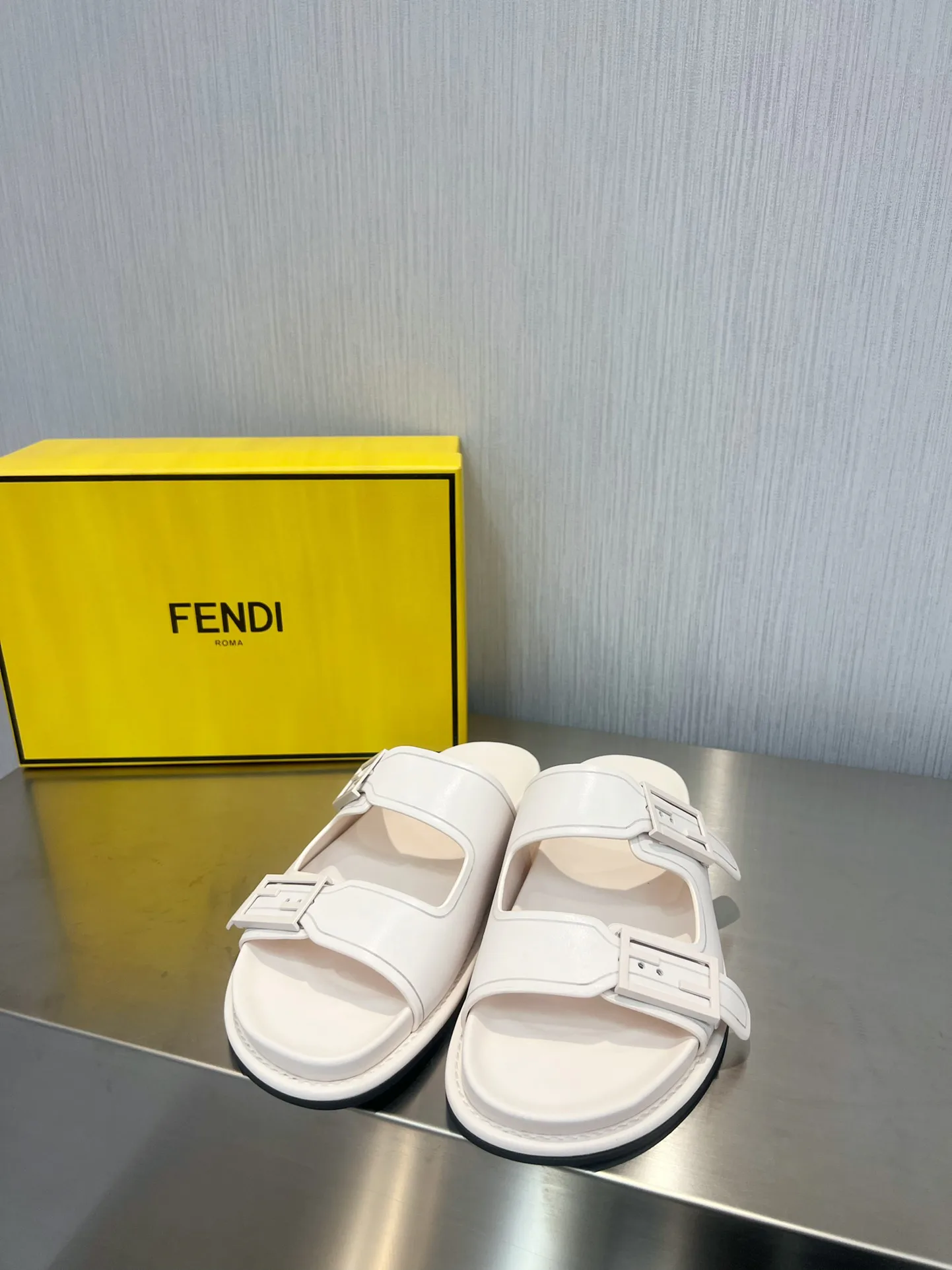 Шлепанцы Женские Fendi 22522