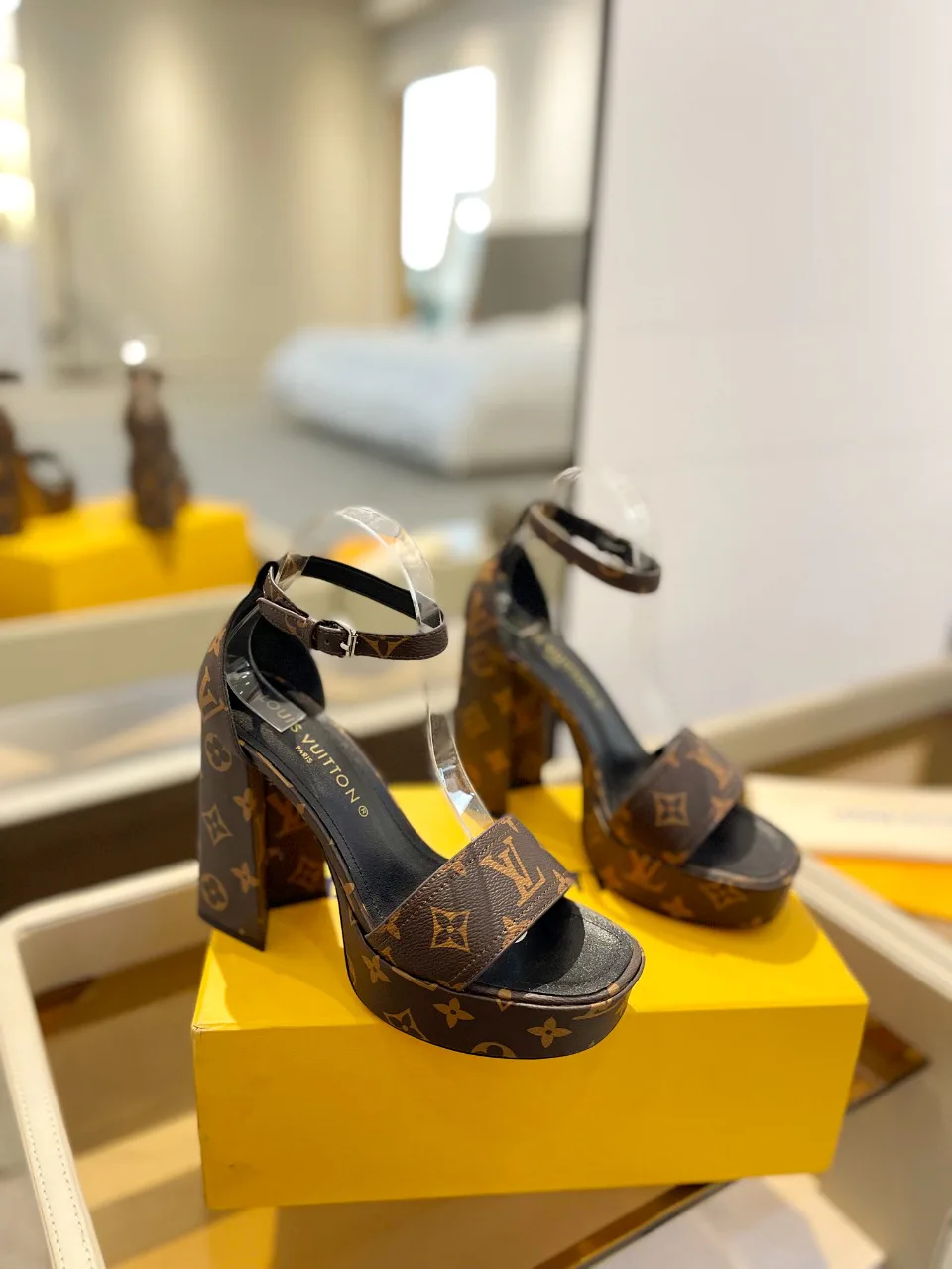 Босоножки Женские Louis Vuitton 17946834