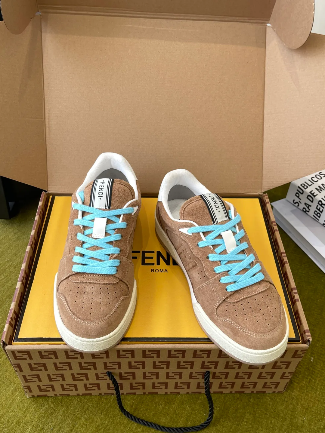 Кроссовки Женские Fendi 18737573