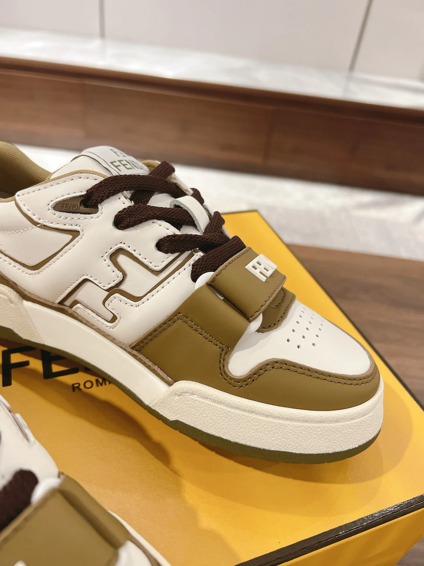 Кроссовки Женские Fendi 18219542