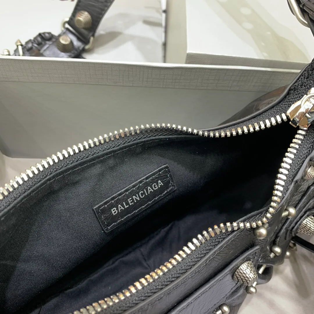 Сумки На Ремне Женские Balenciaga 11479404