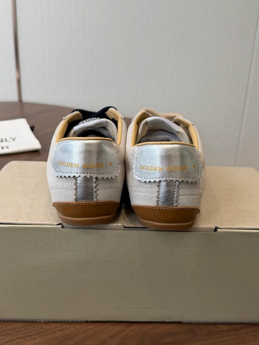 Кроссовки Женские Golden Goose 18687331