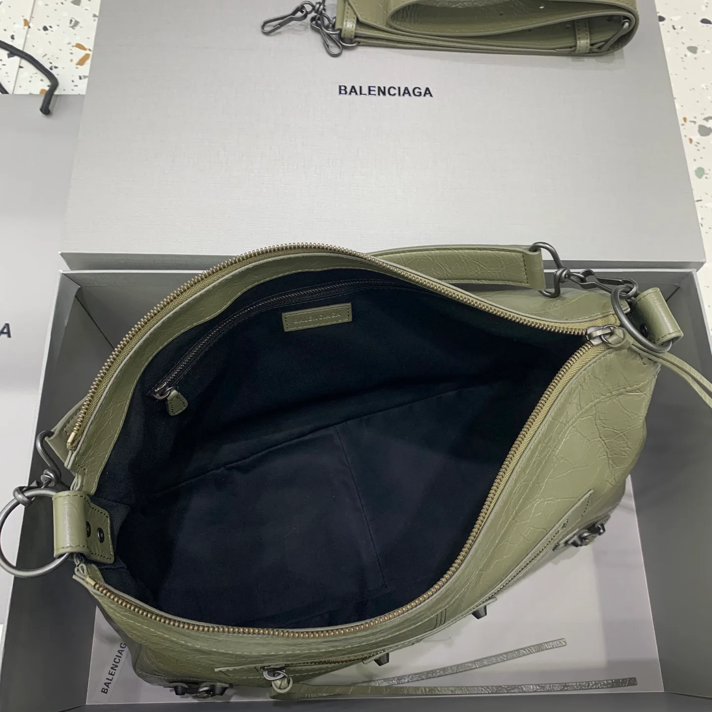 Сумки На Ремне Женские Balenciaga 13427251