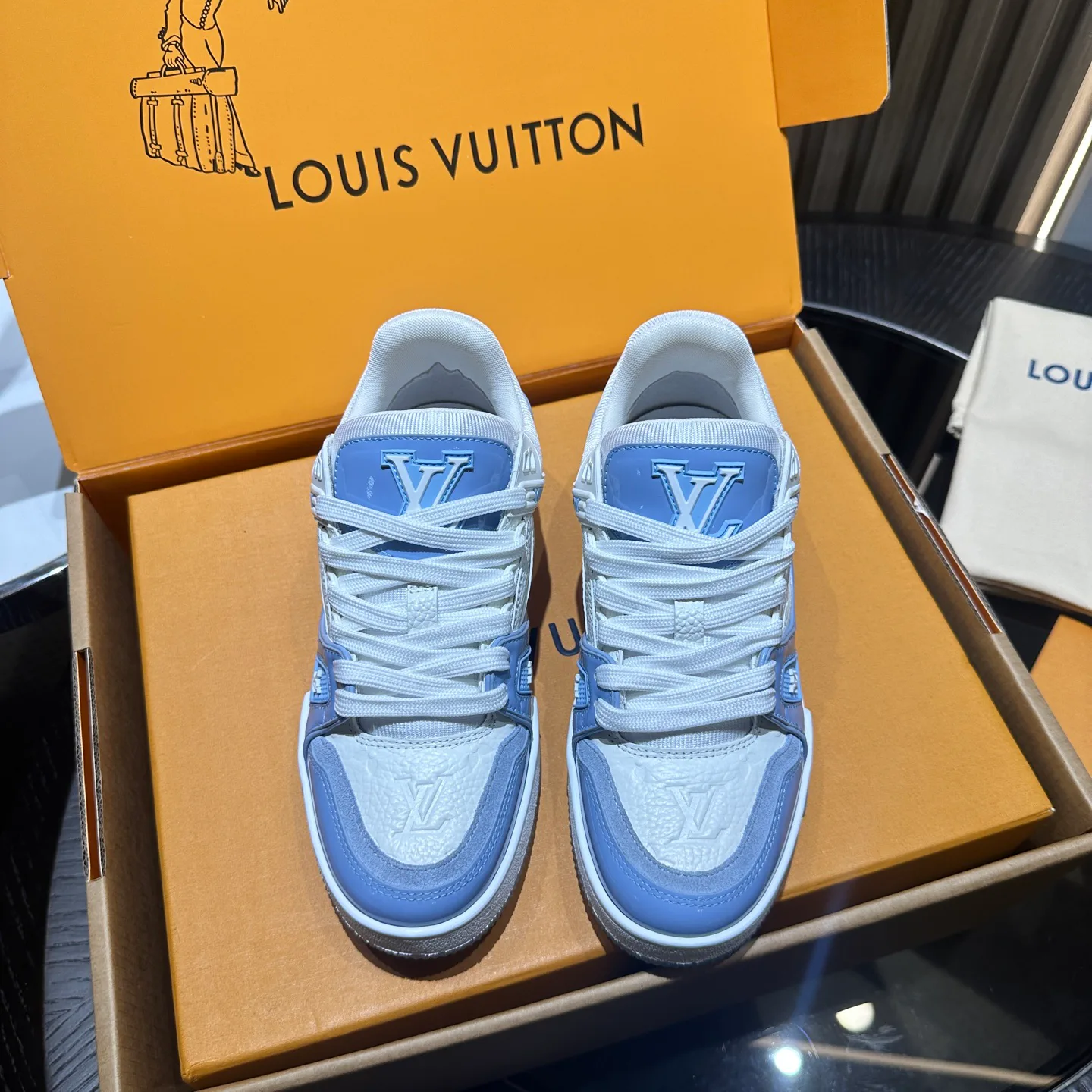 Кроссовки Женские Louis Vuitton 18192494
