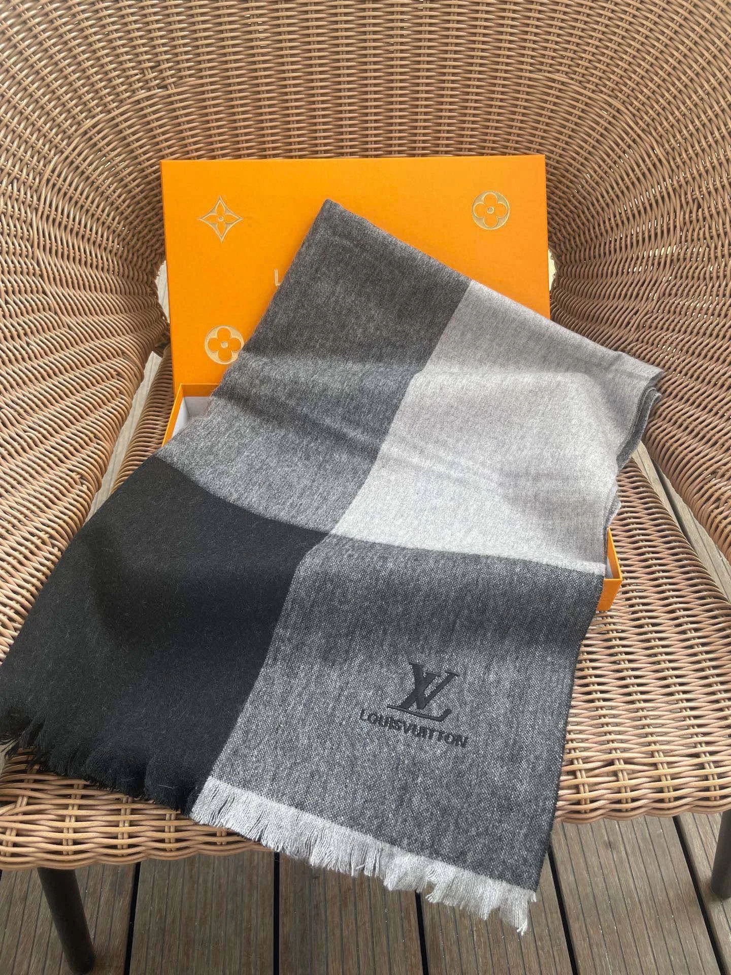 Шарфы Louis Vuitton 832144