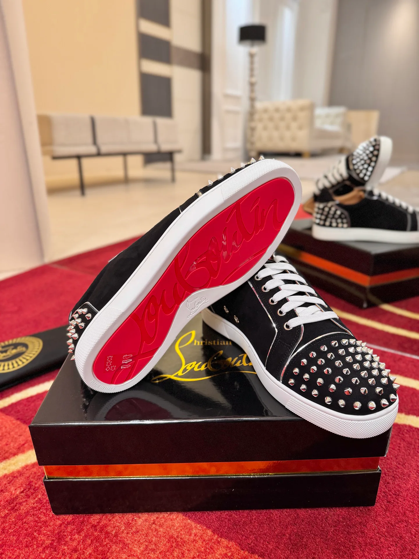 Кроссовки Женские Christian Louboutin 19636672