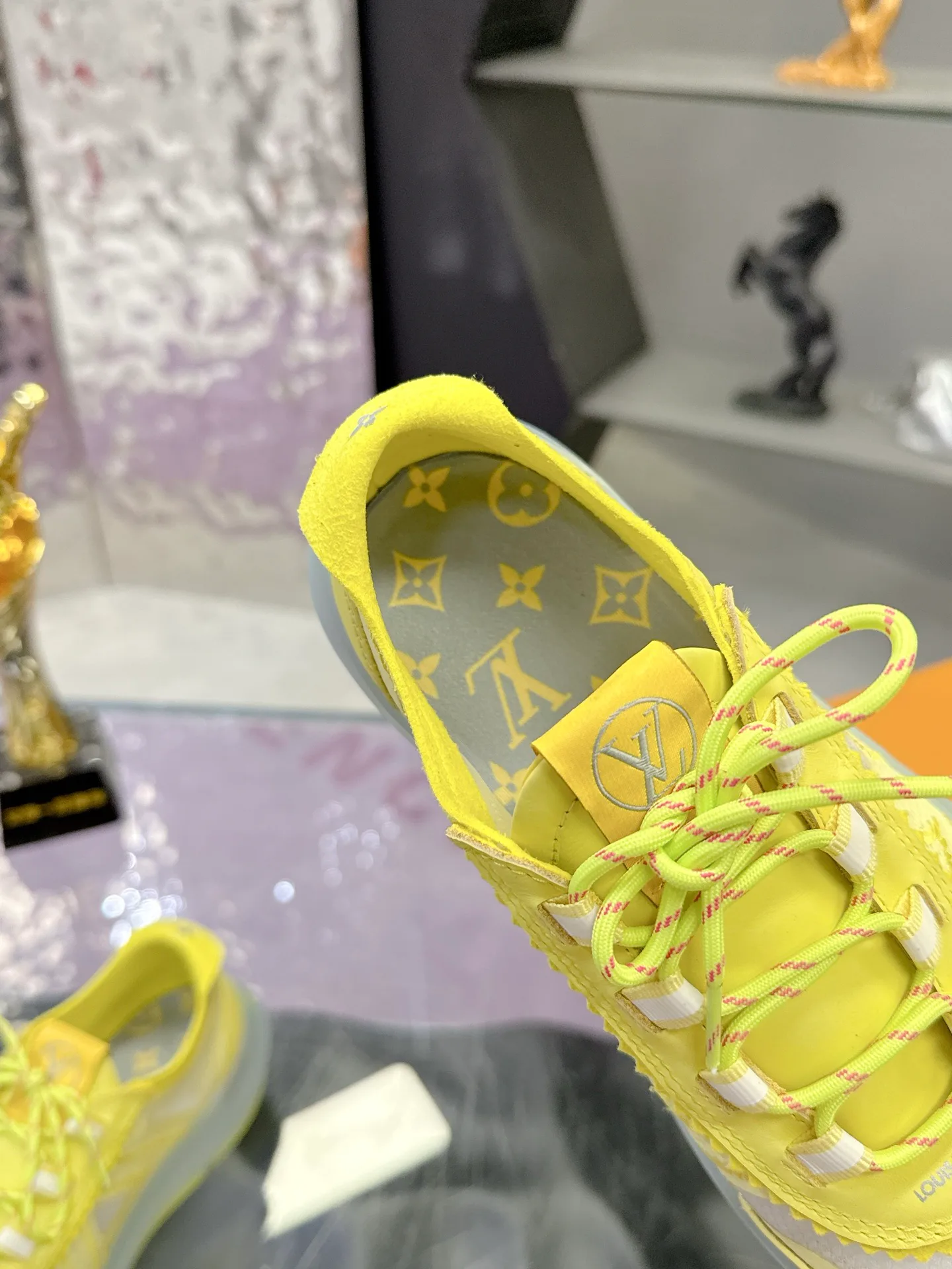 Кроссовки Женские Louis Vuitton 17368530