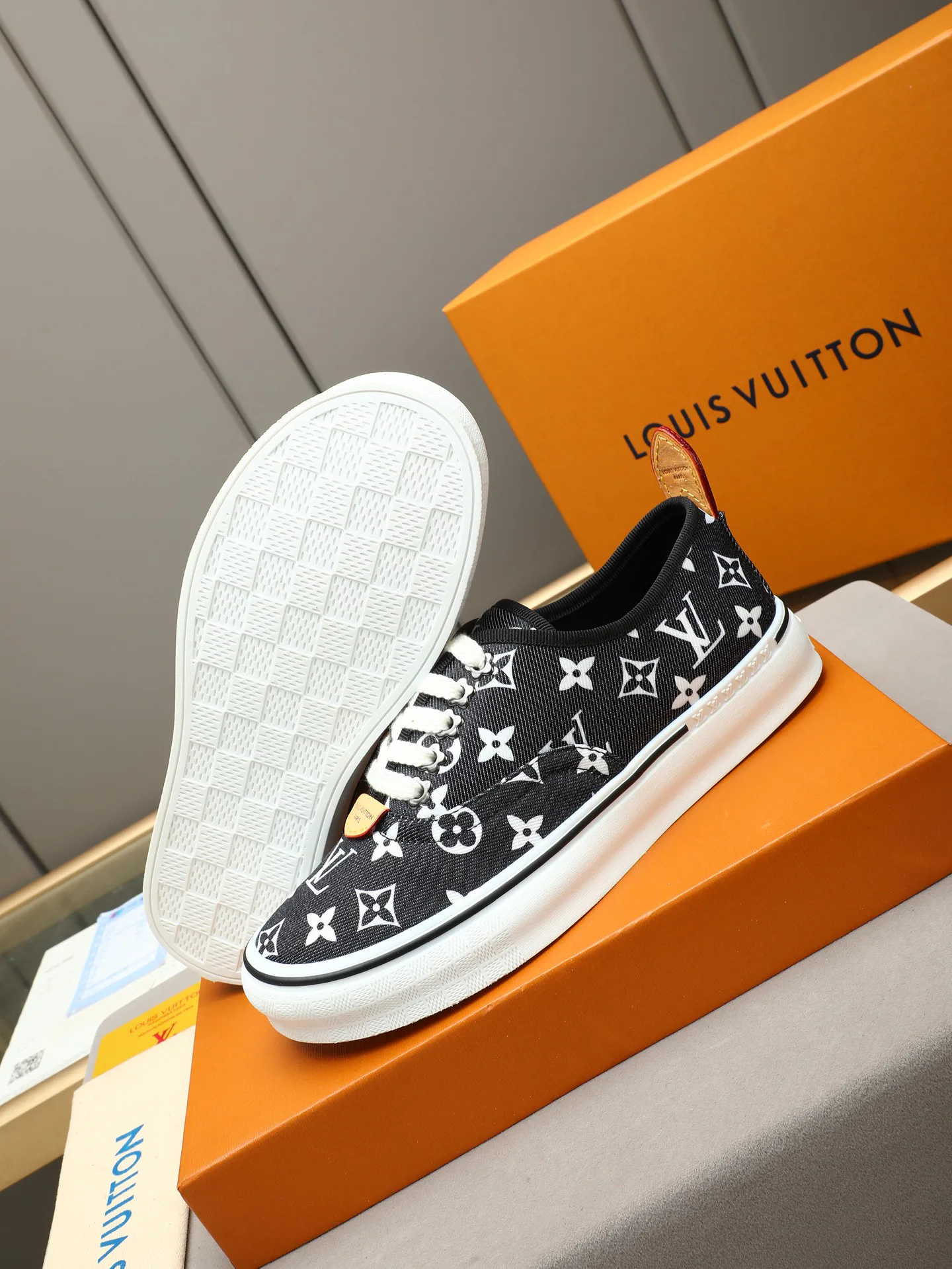 Кроссовки Женские Louis Vuitton 17947258