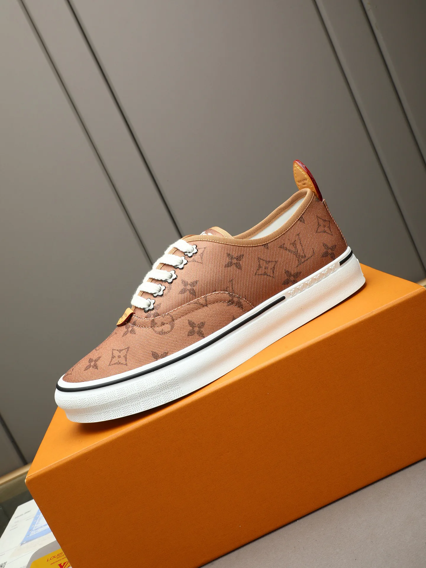 Кроссовки Женские Louis Vuitton 17947260