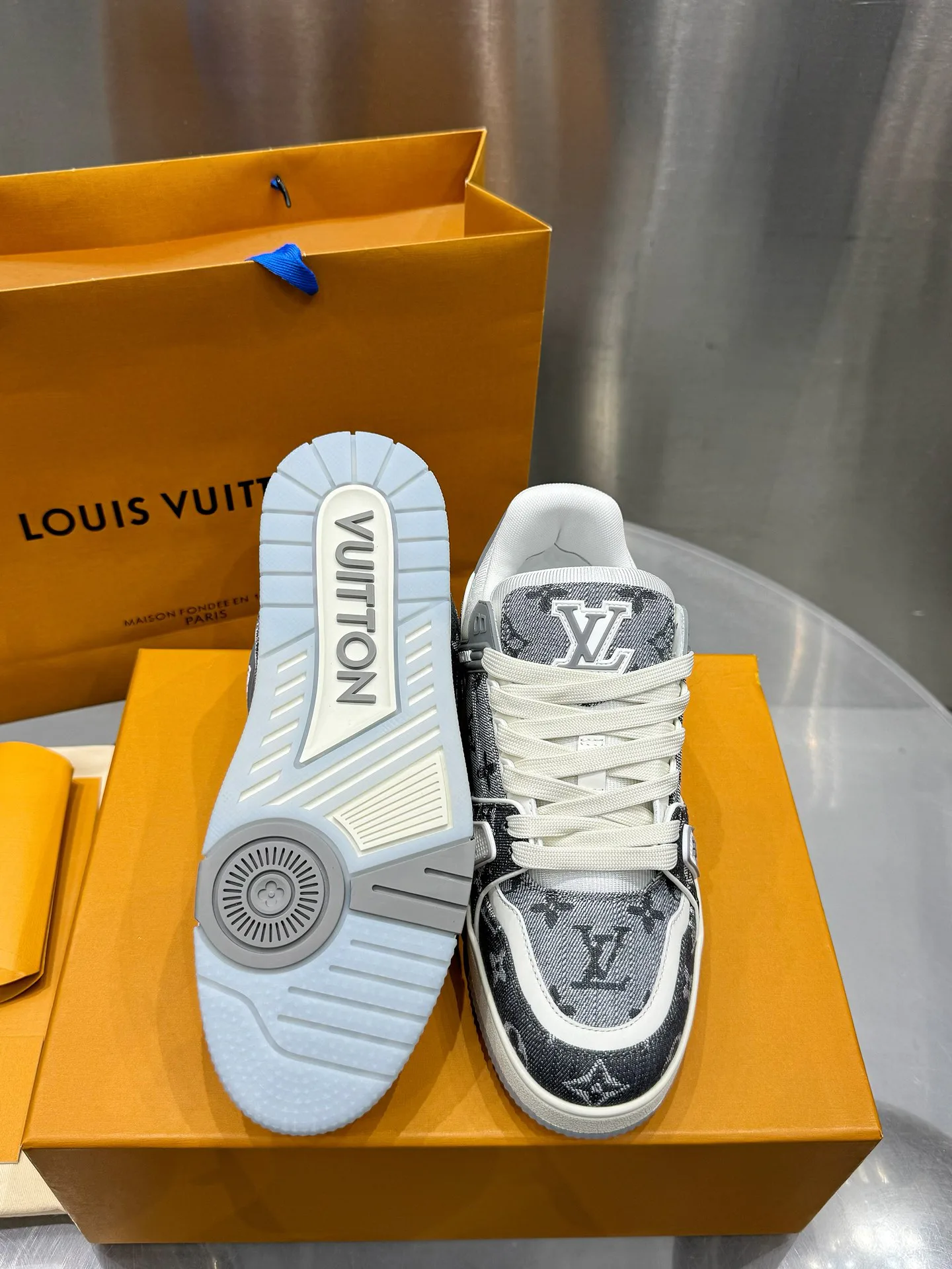 Кроссовки Женские Louis Vuitton 19073357