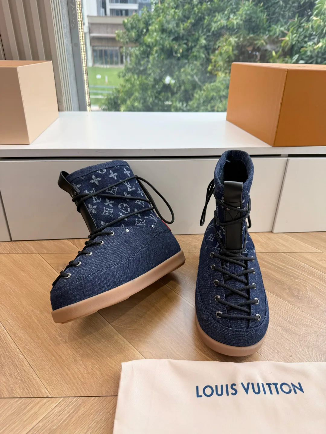 Кроссовки Женские Louis Vuitton 18727410