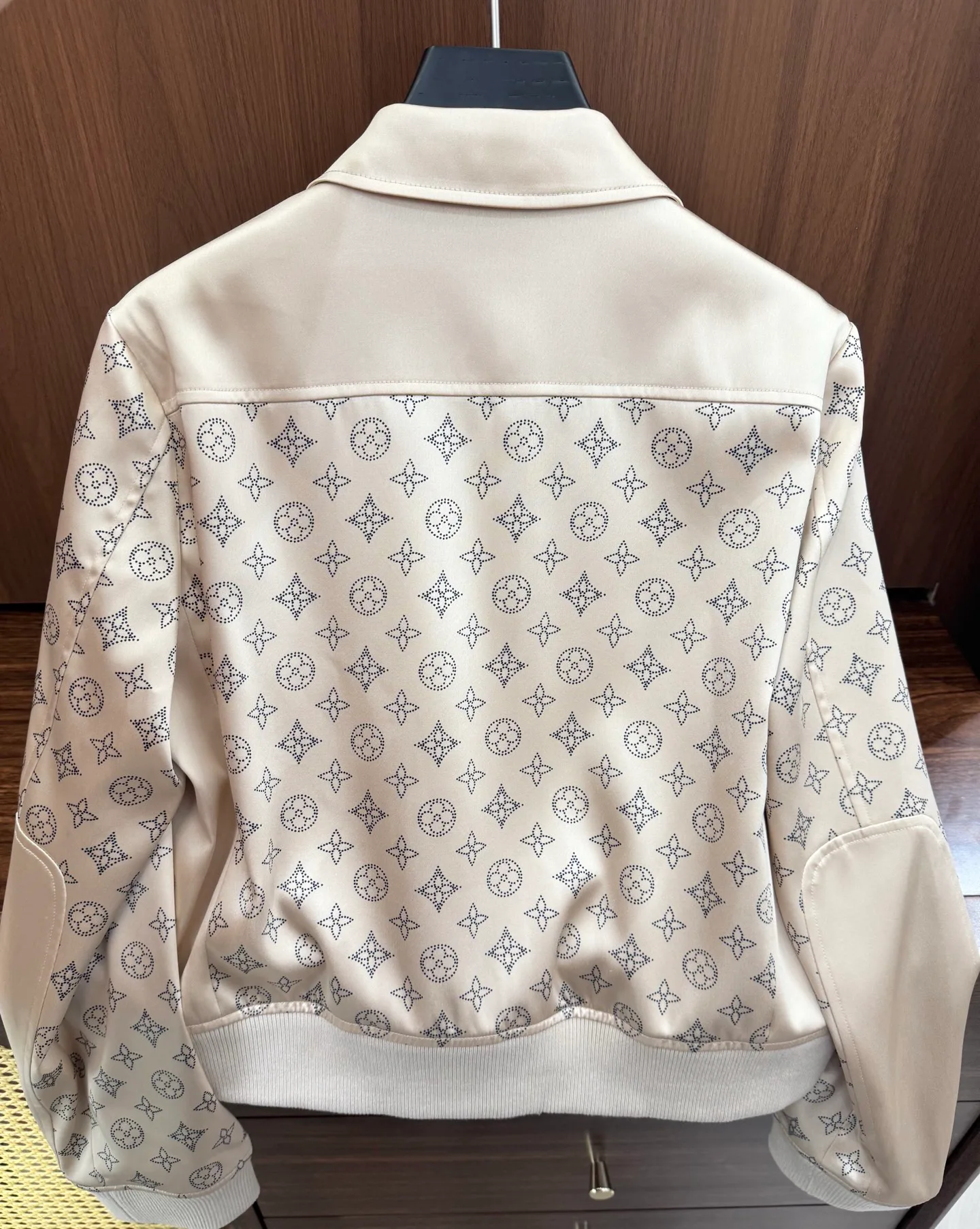 Куртки И Пуховики Женские Louis Vuitton 18478302