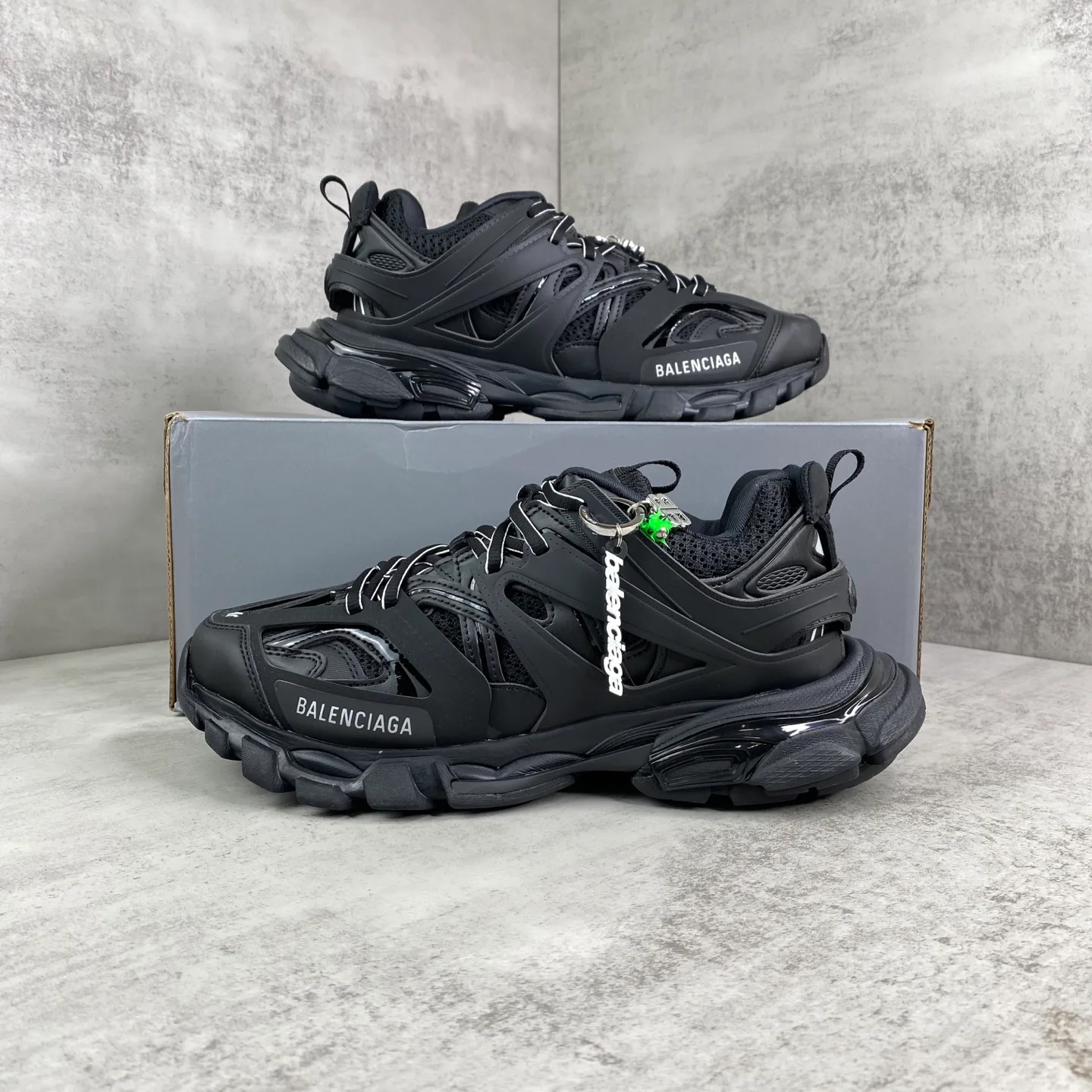 Кроссовки Женские Balenciaga 18743878