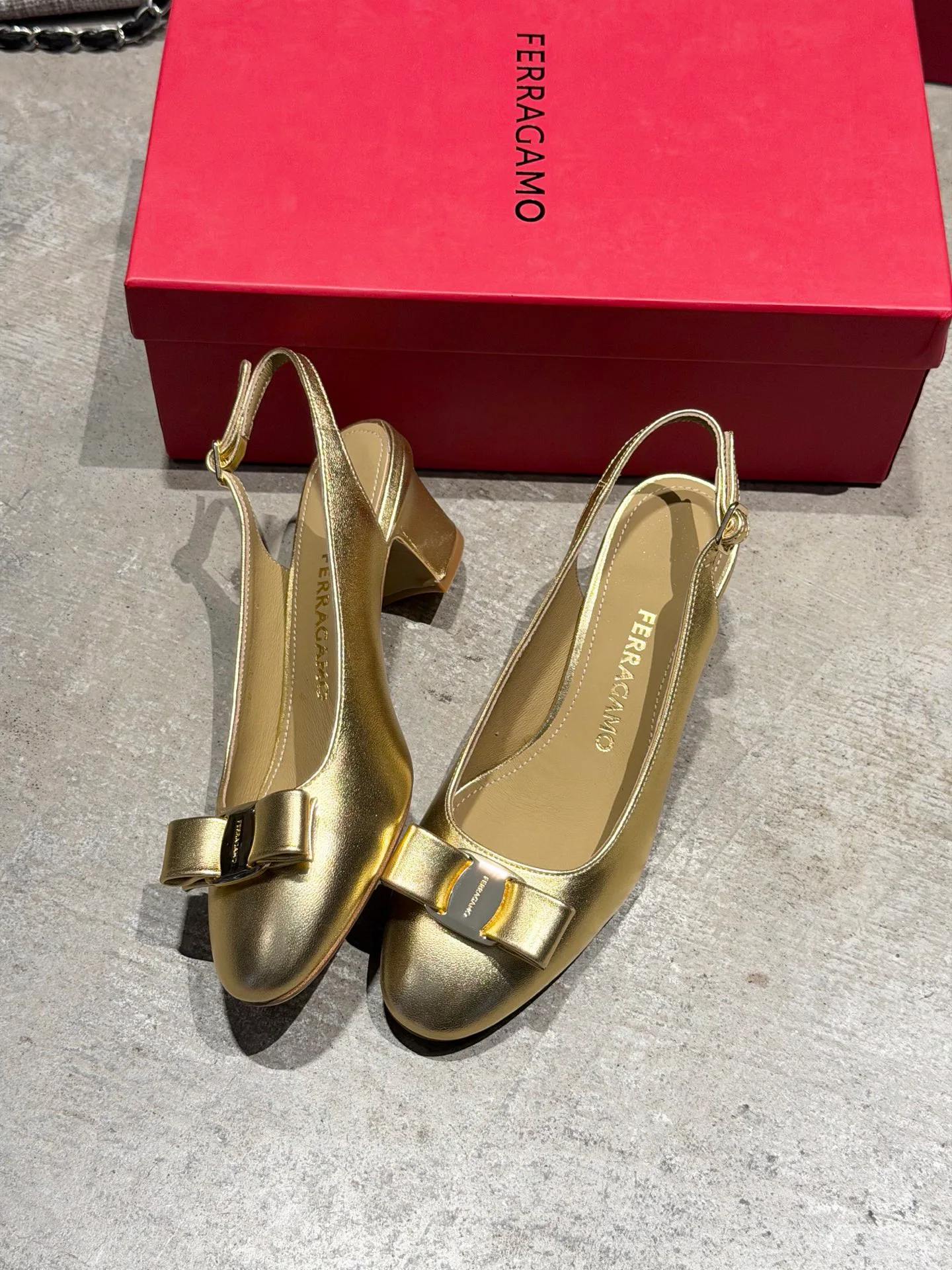 Туфли Женские Salvatore Ferragamo 17642598