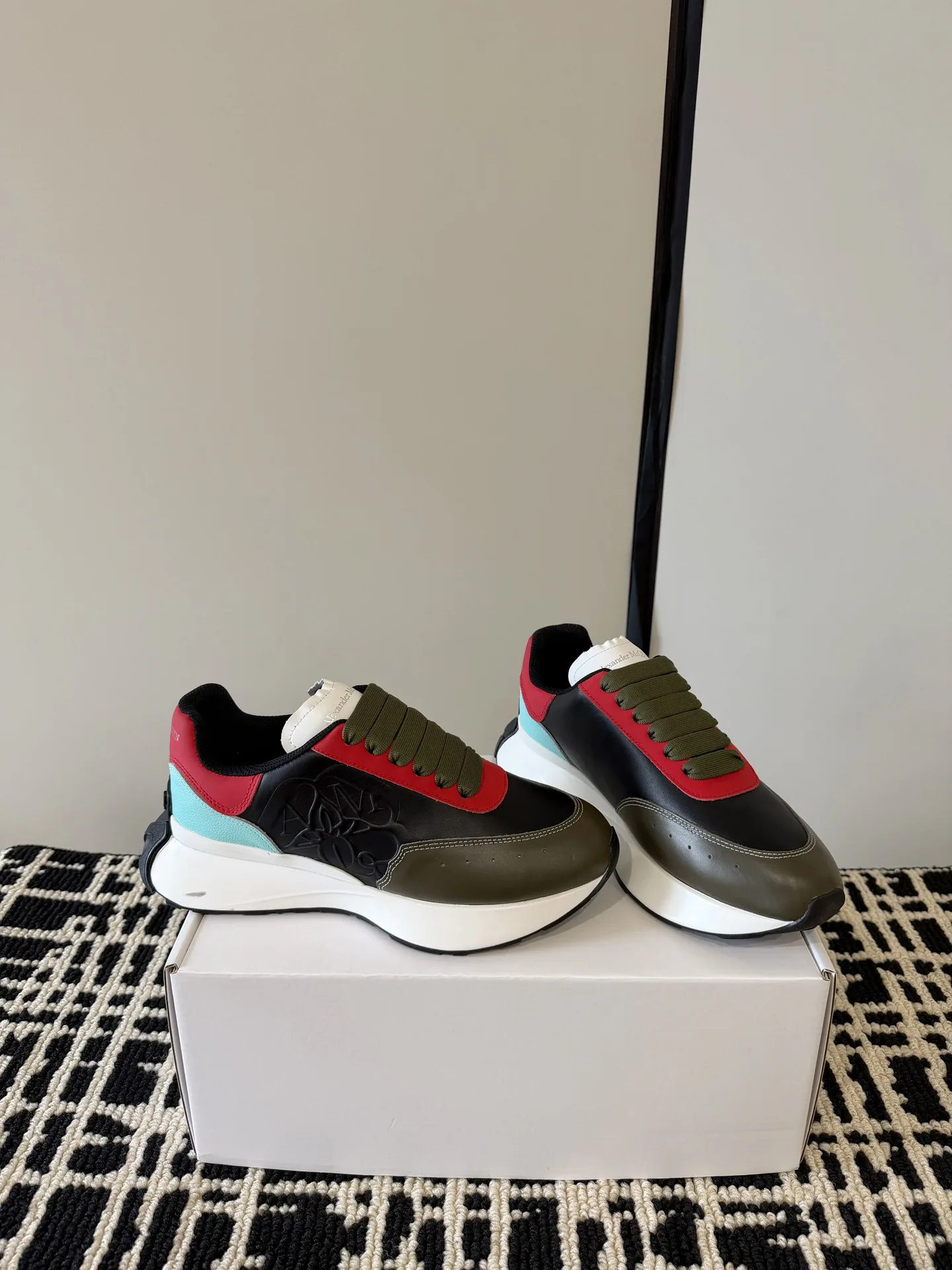 Кроссовки Женские Alexander Mcqueen 13343936