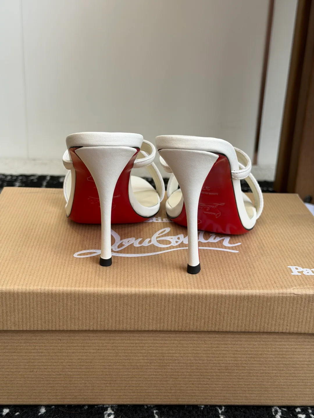 Босоножки Женские Christian Louboutin 17936546